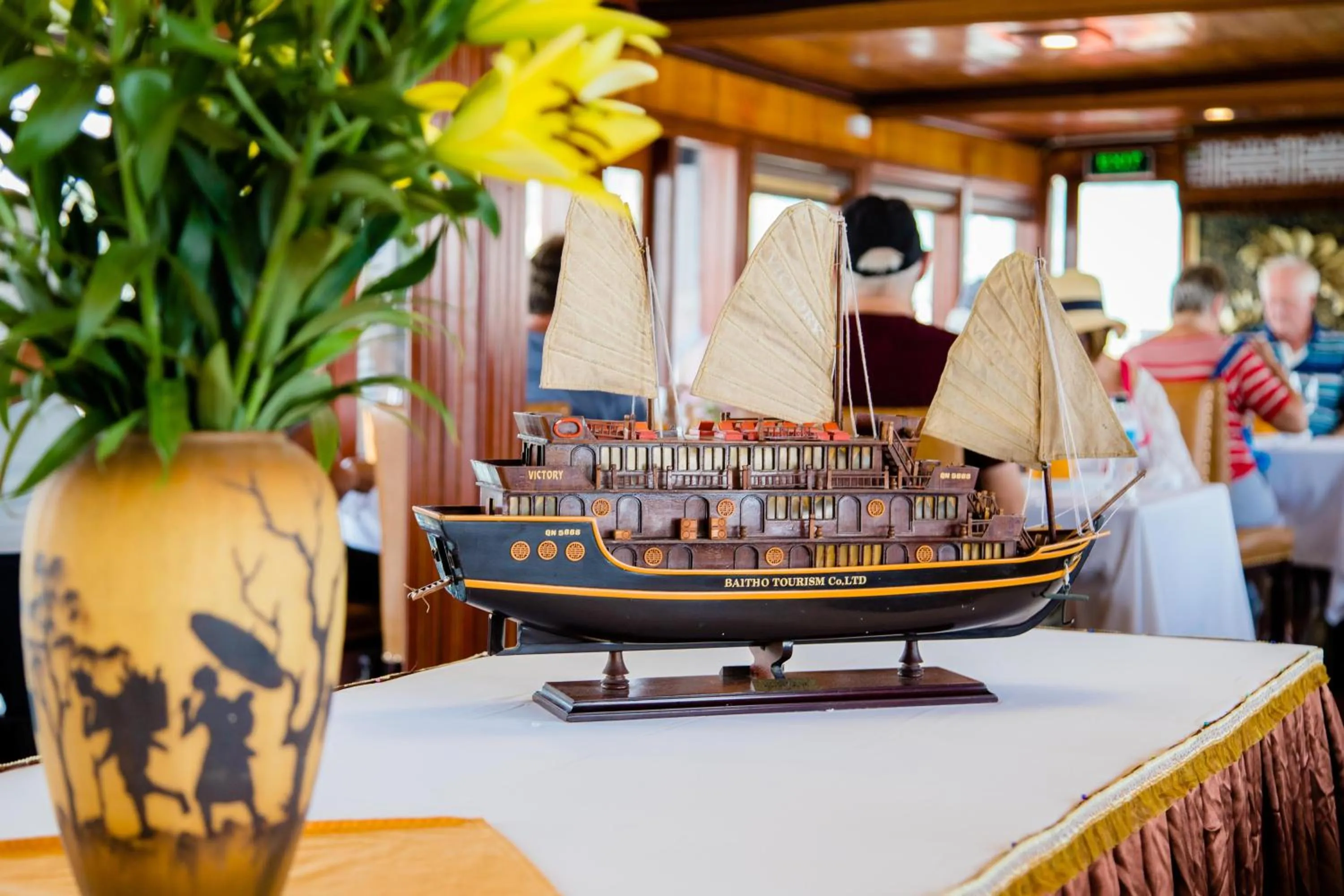 Restaurant/places to eat in Victory Cruise