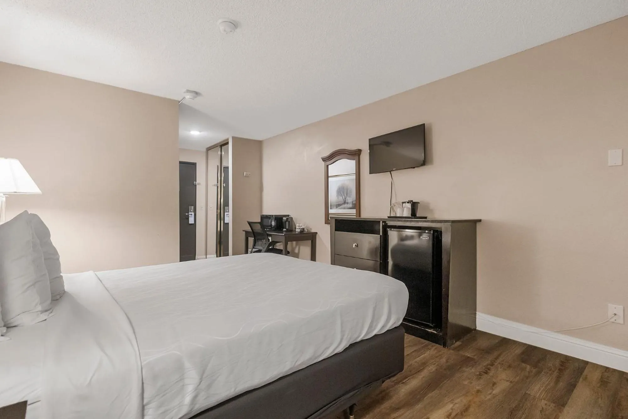 Photo of the whole room, Bed in Sutter Inn