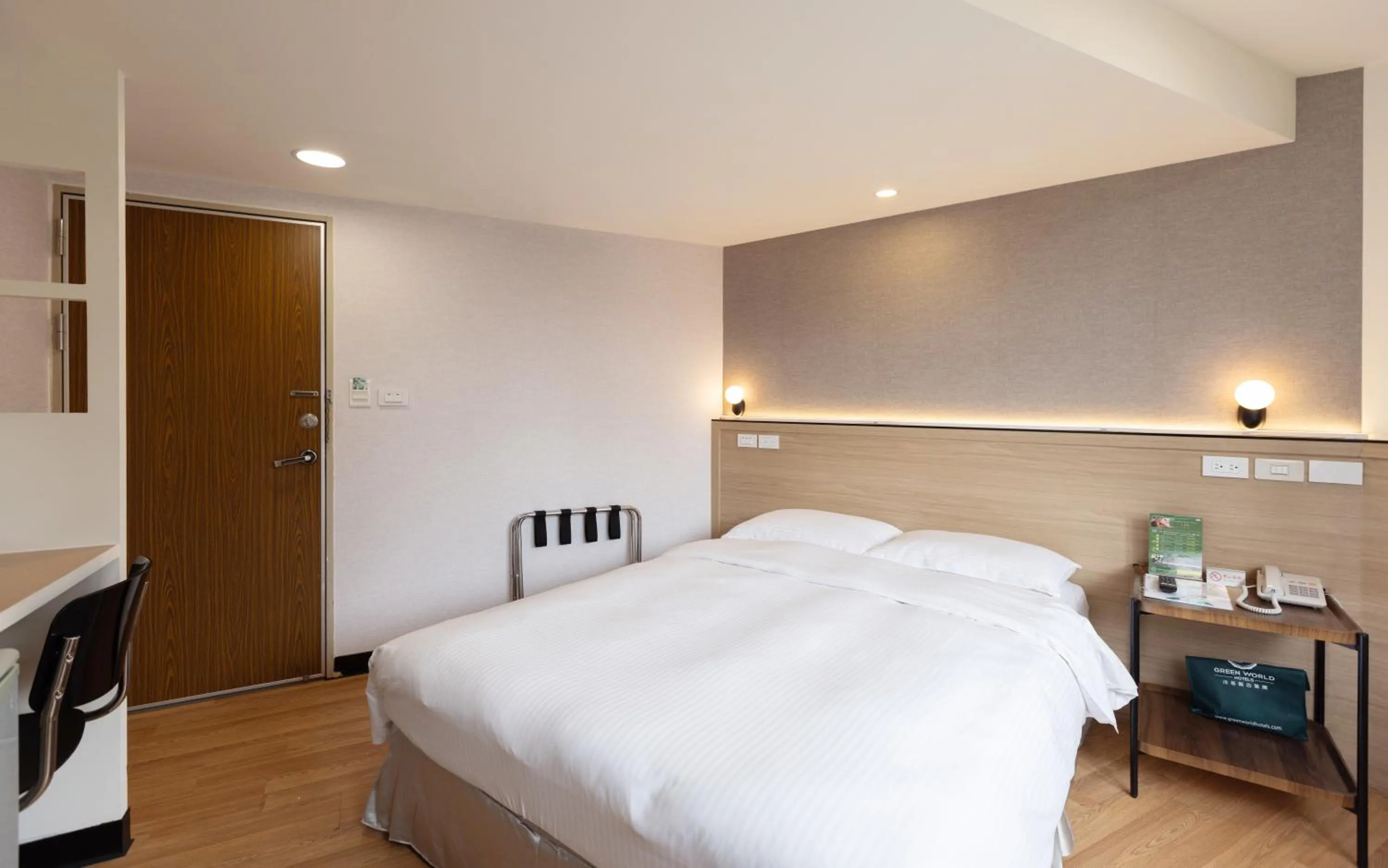 Photo of the whole room, Bed in New World Hotel