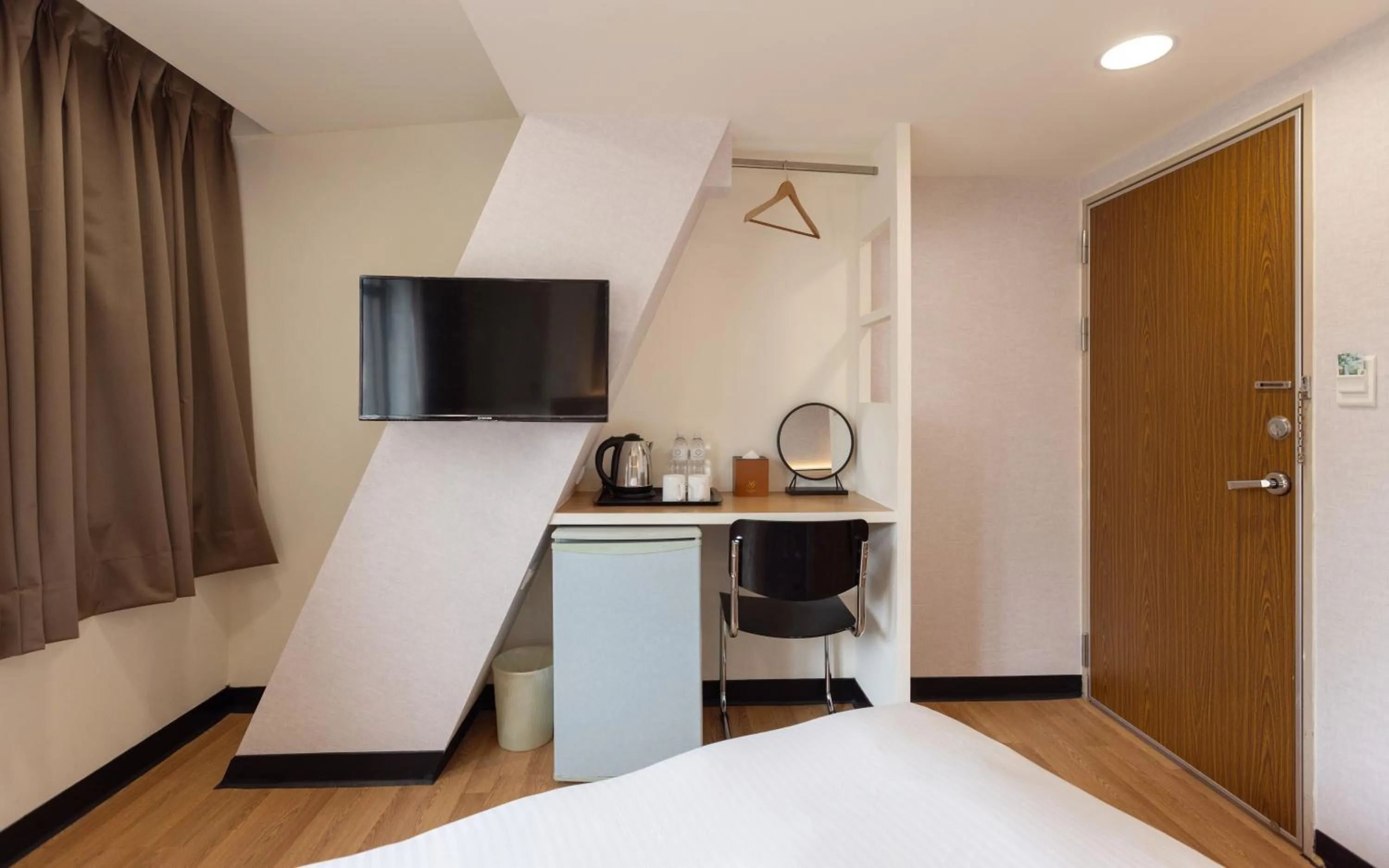 Photo of the whole room, Bed in New World Hotel