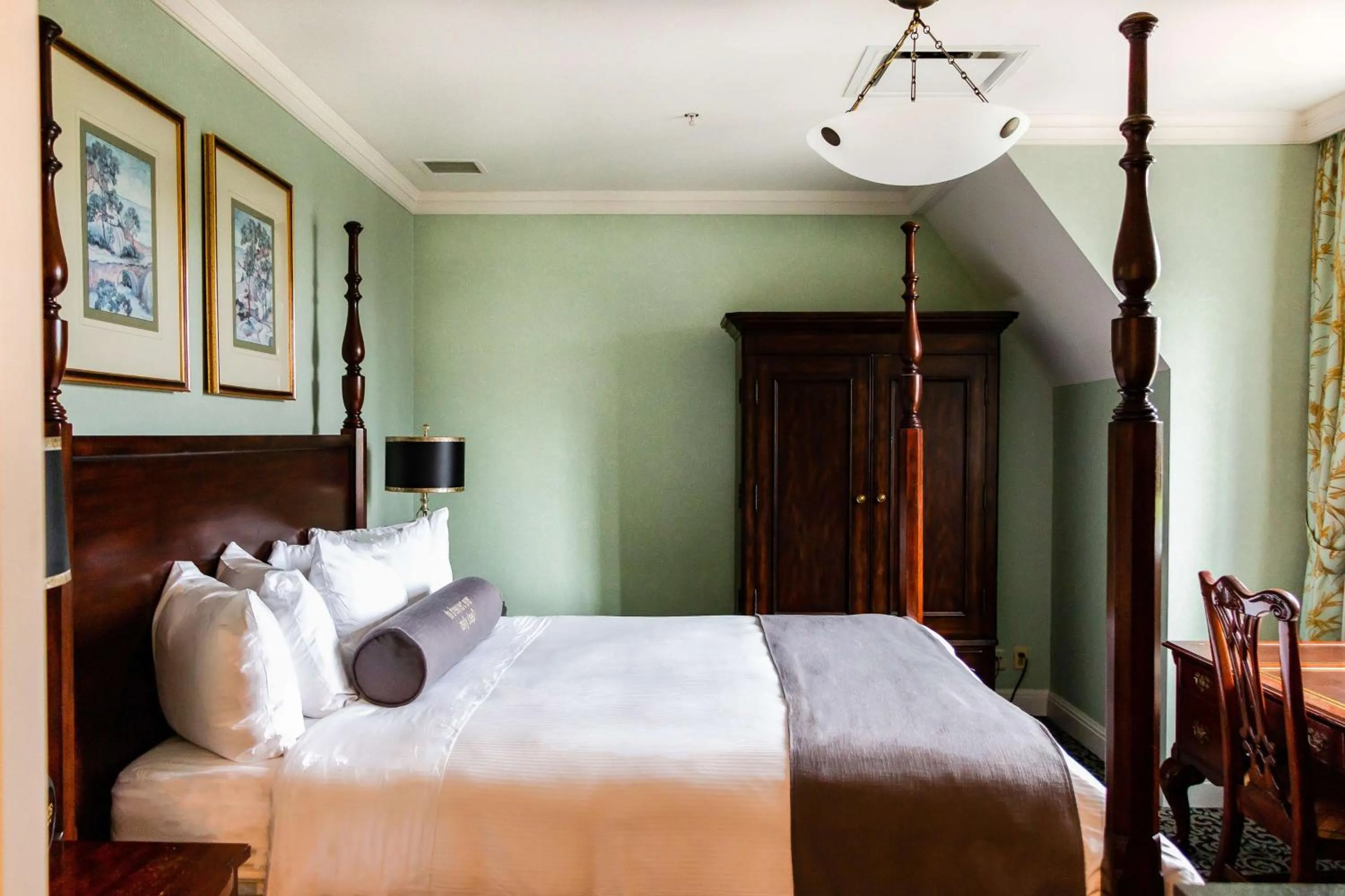 Cottage with King Bed and View - Parlor Room/Non-Smoking in Royal Park Hotel