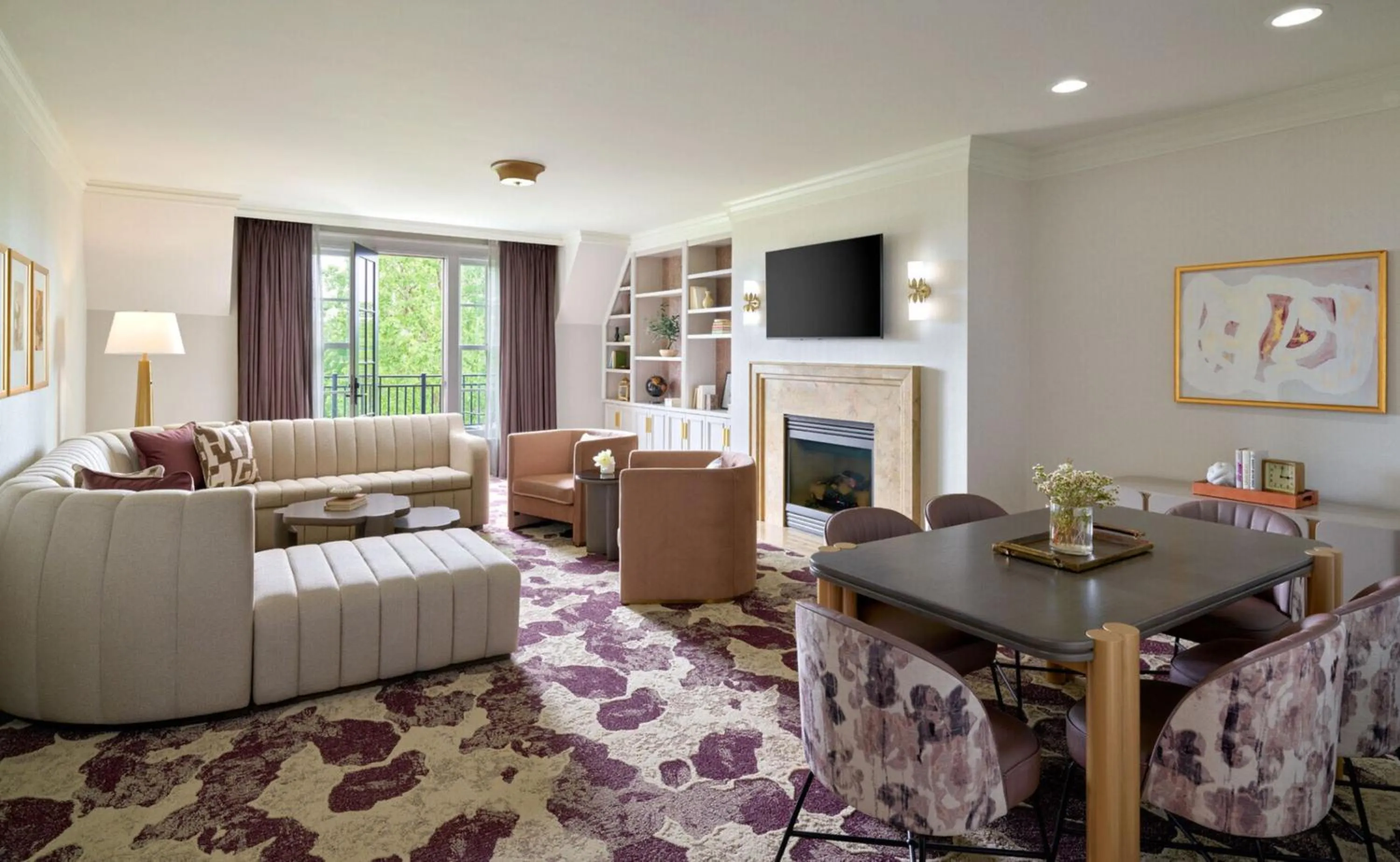 TV and multimedia in Royal Park Hotel