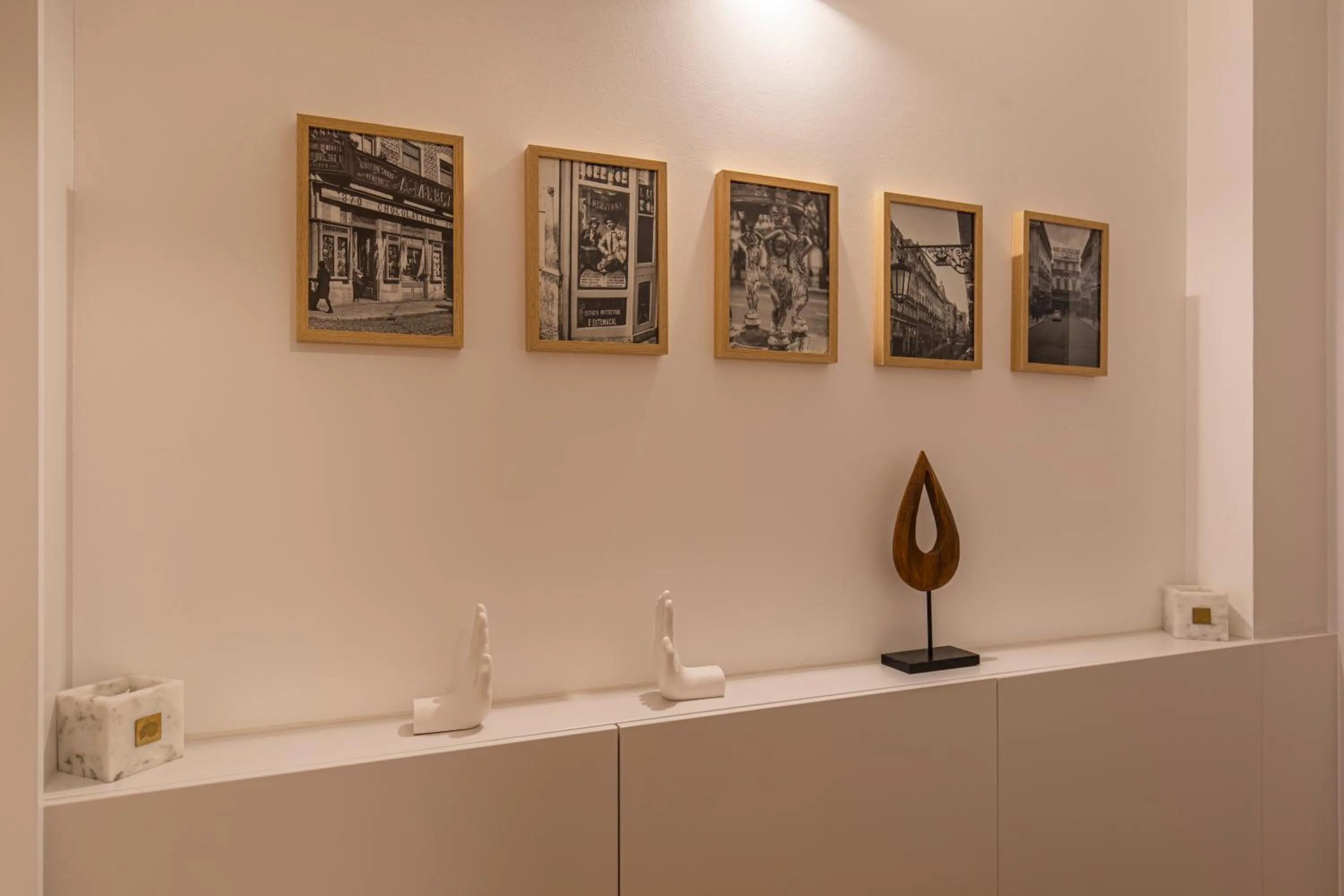Decorative detail in Upscale & Modern 2BDR Apartment