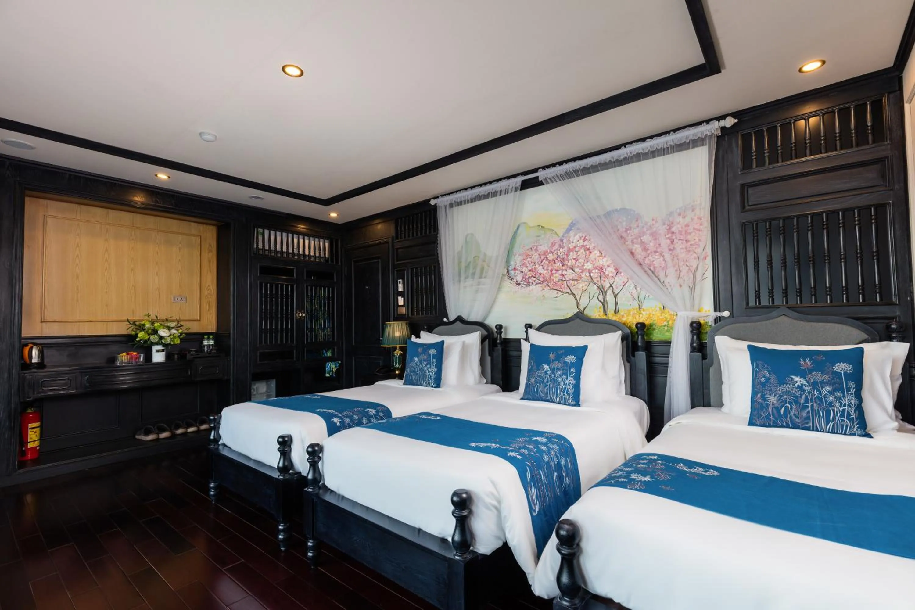 Photo of the whole room, Bed in La Regina Grand Cruise