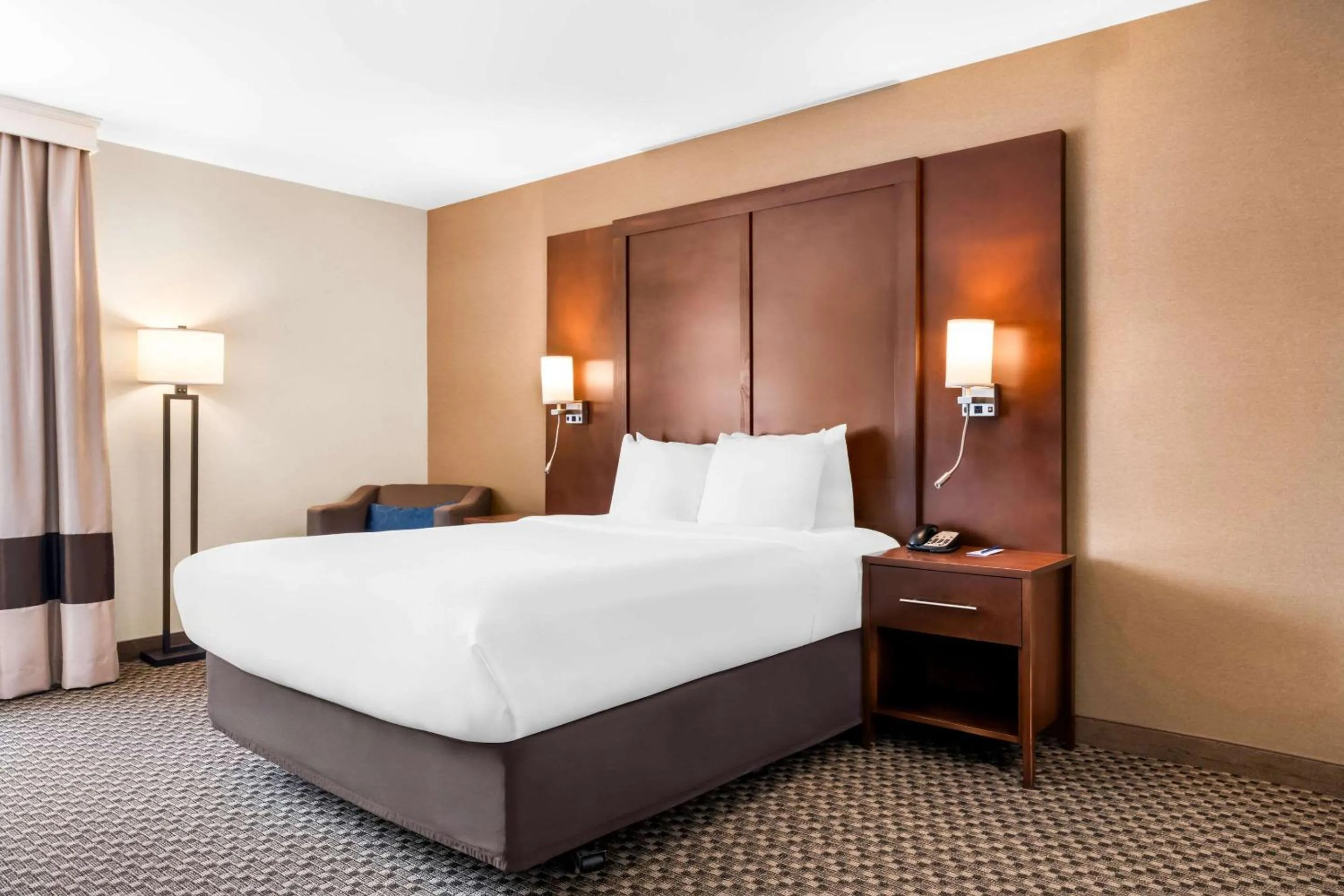 Bedroom, Bed in Comfort Inn at Buffalo Bill Village Resort