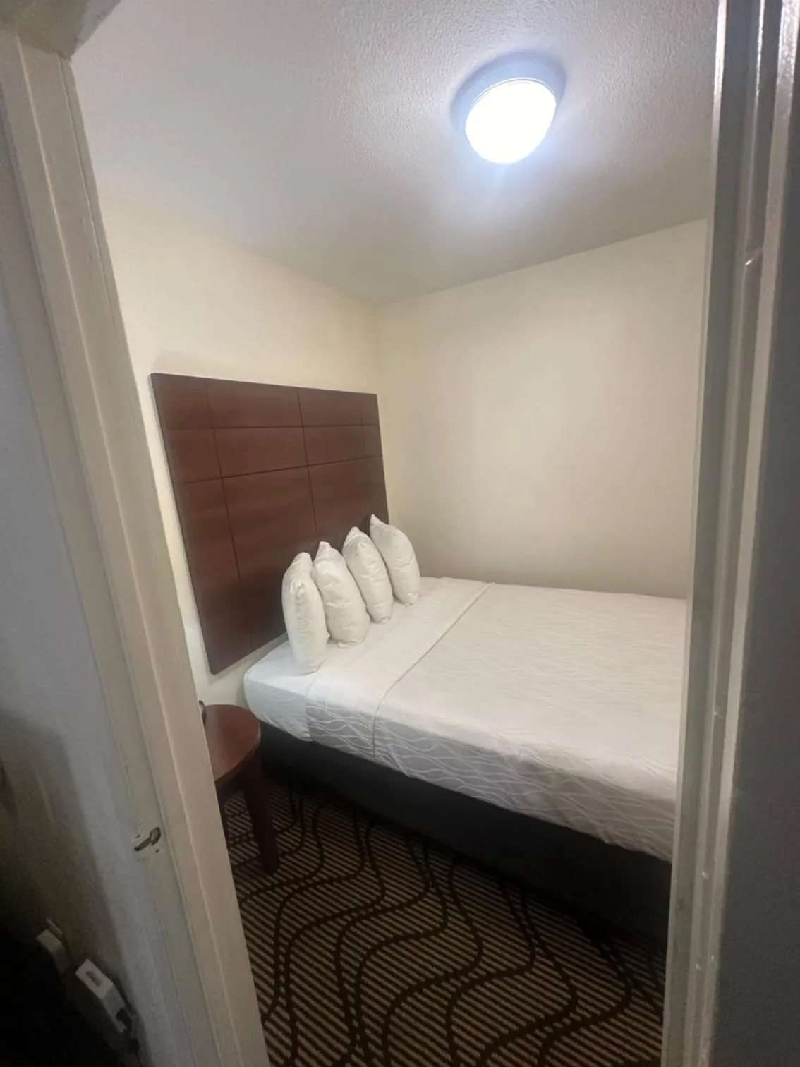 Bed in Best Western Heritage Inn