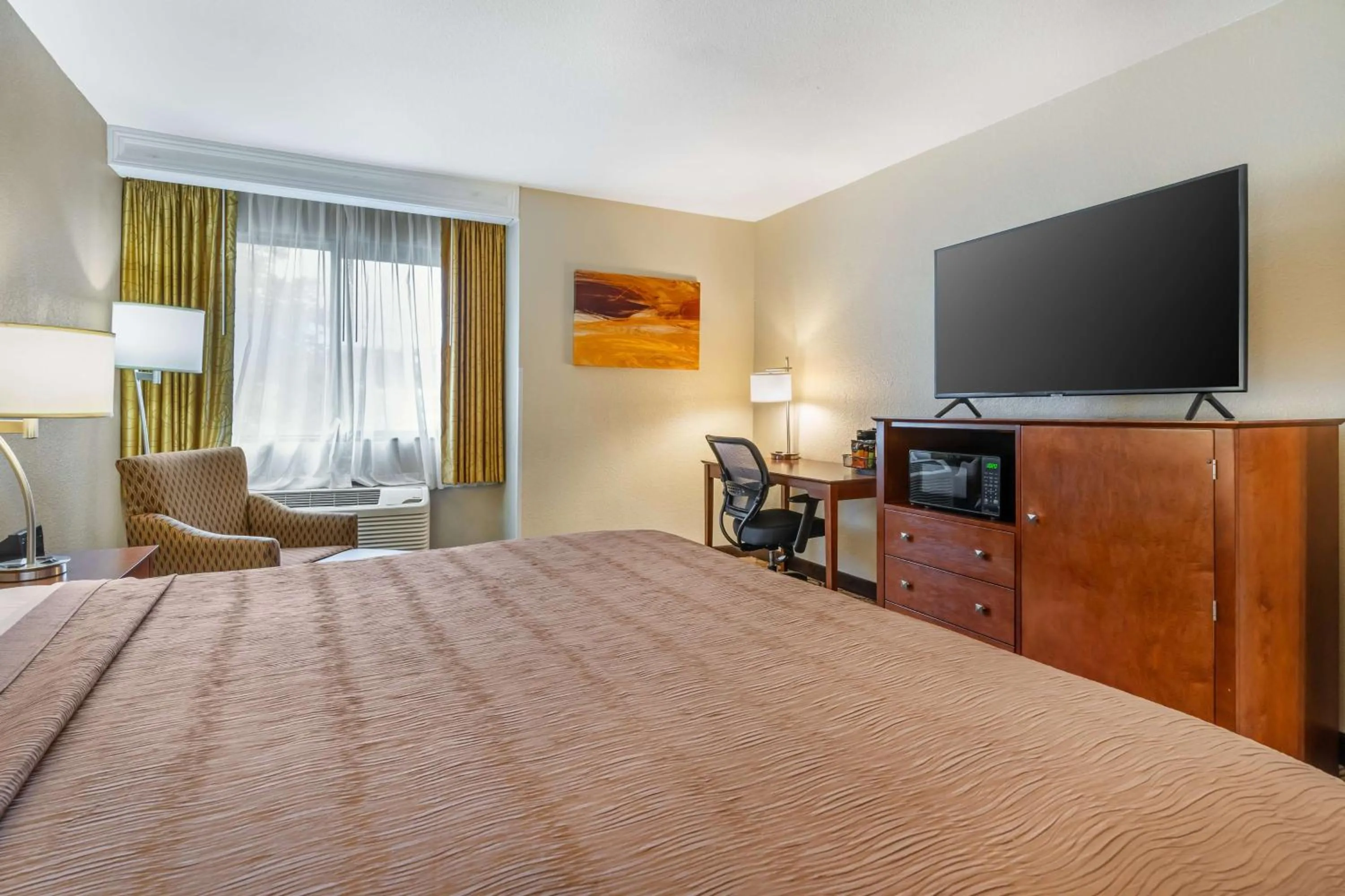 Bedroom, Bed in Best Western John Muir Inn