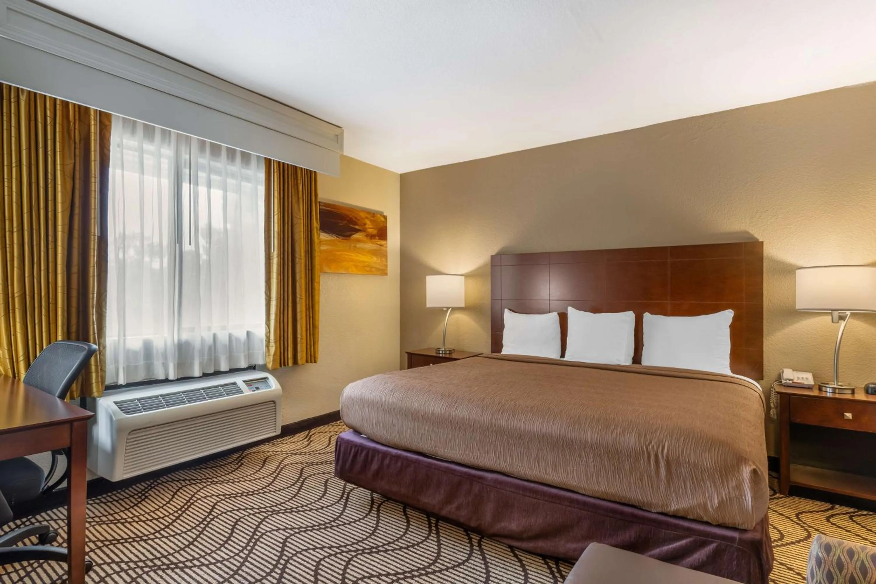 Bedroom, Bed in Best Western John Muir Inn