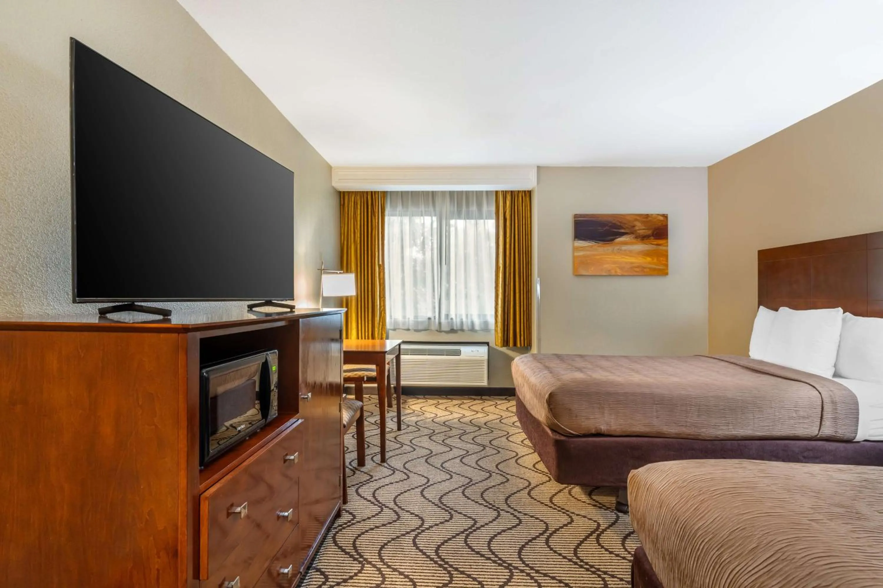 Bedroom, Bed in Best Western John Muir Inn