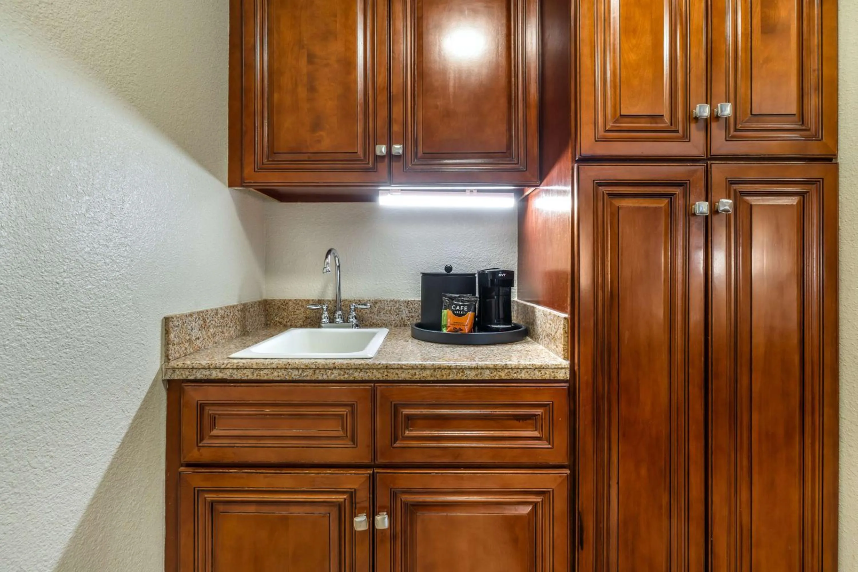 Bedroom in Best Western John Muir Inn