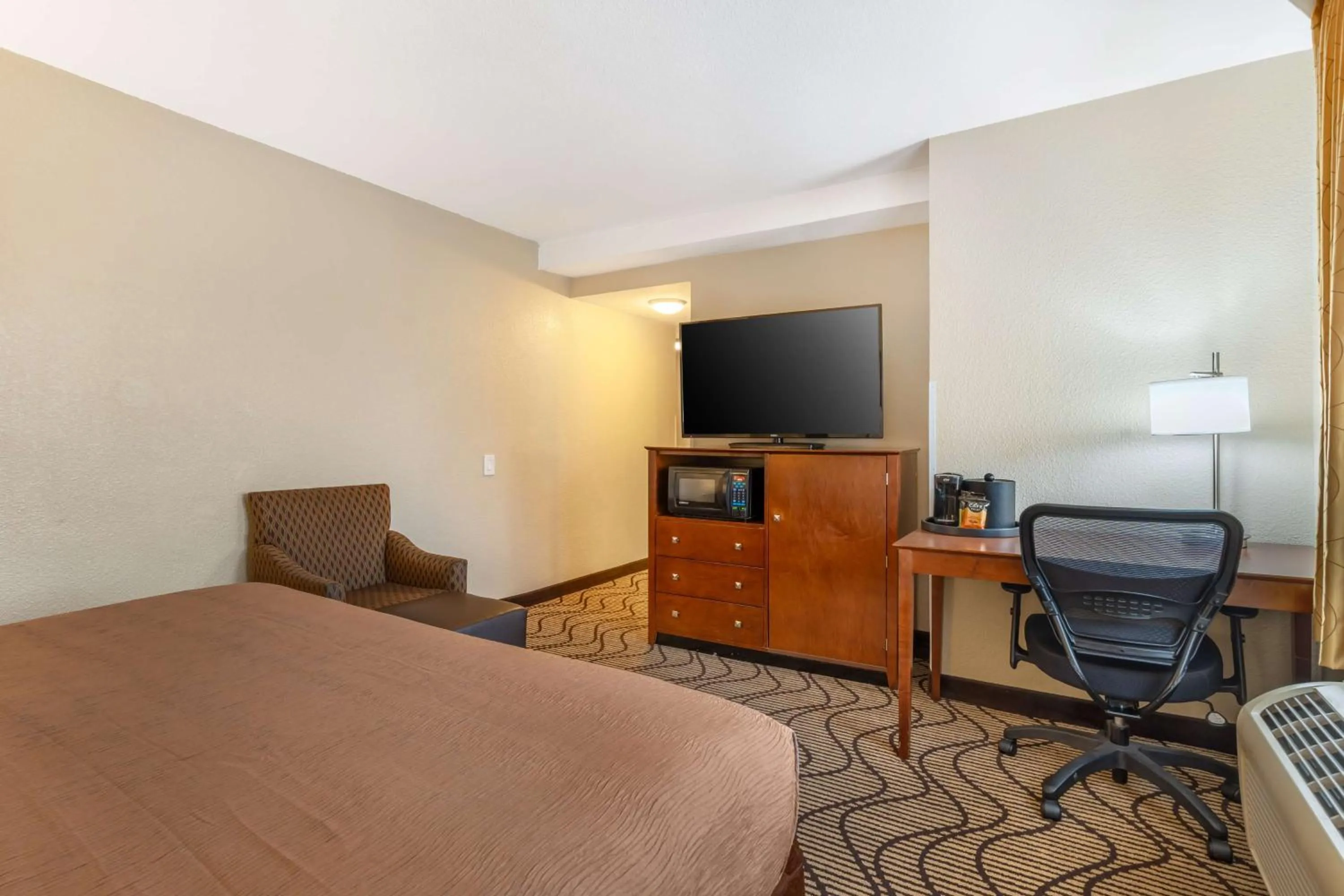 Bedroom, Bed in Best Western John Muir Inn