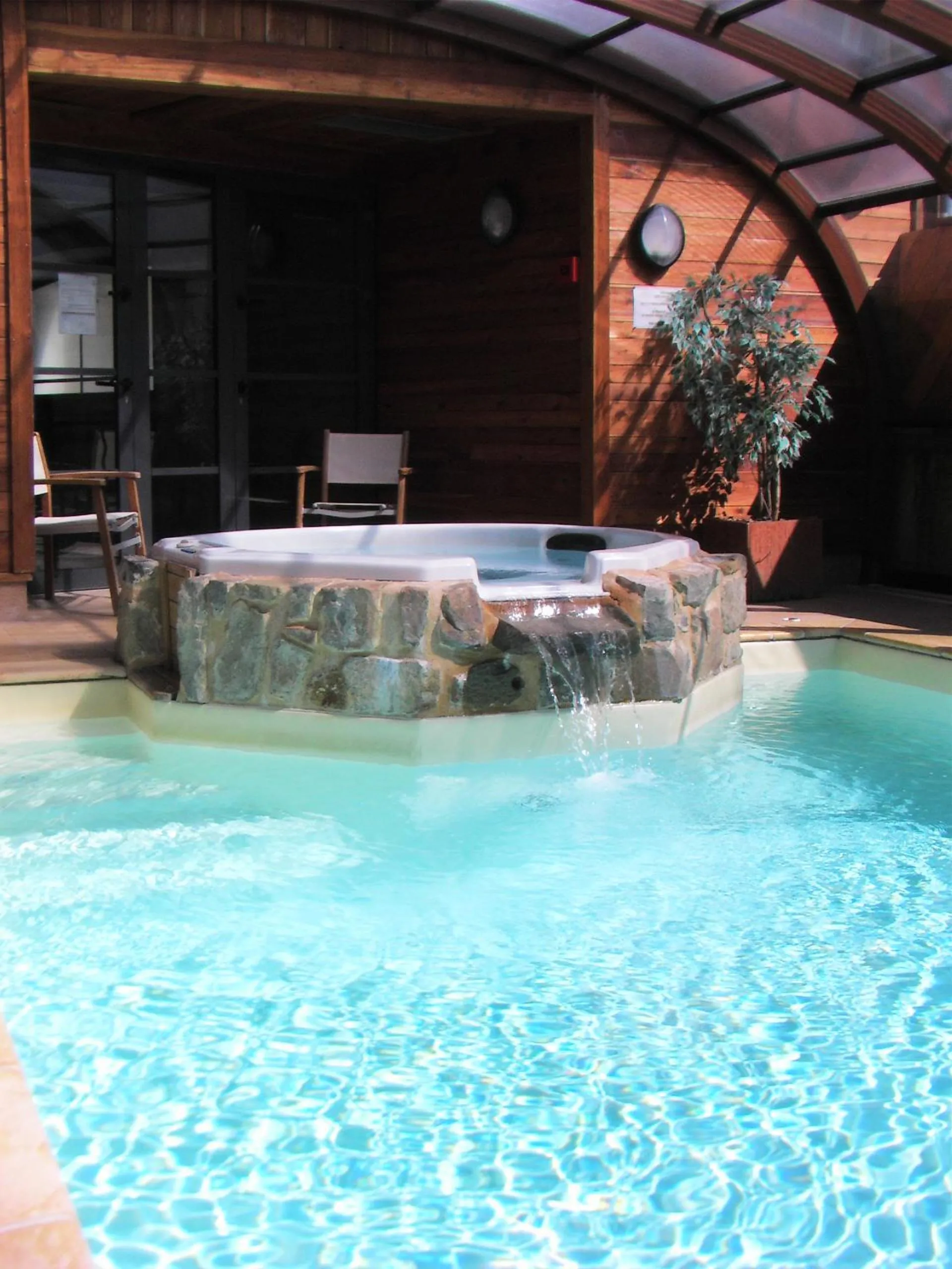 Swimming pool in Logis Hôtel & Spa Les Autanes