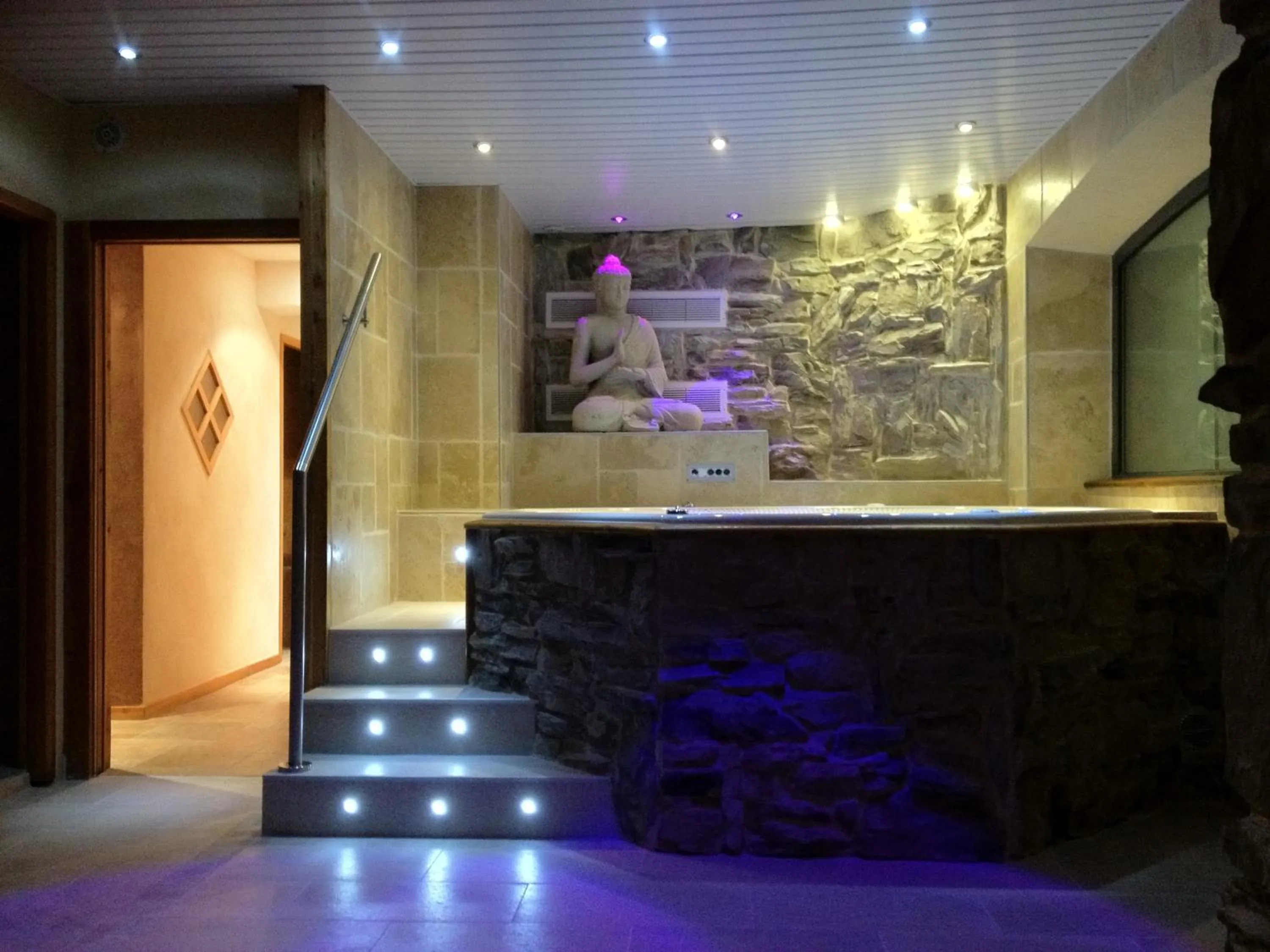 Hot Tub in Logis Hôtel & Spa Les Autanes