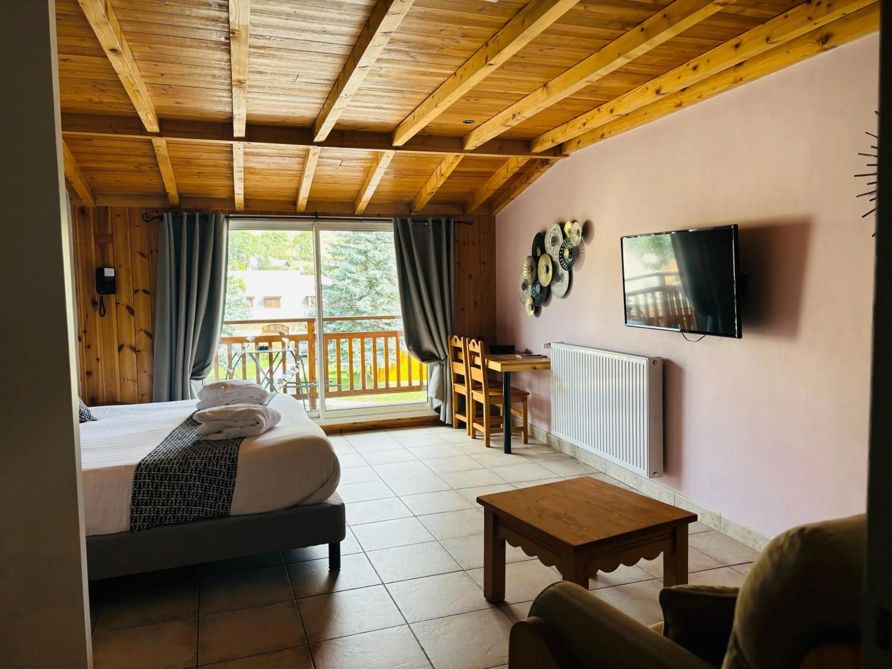 Bedroom, Bed in Logis Hôtel & Spa Les Autanes