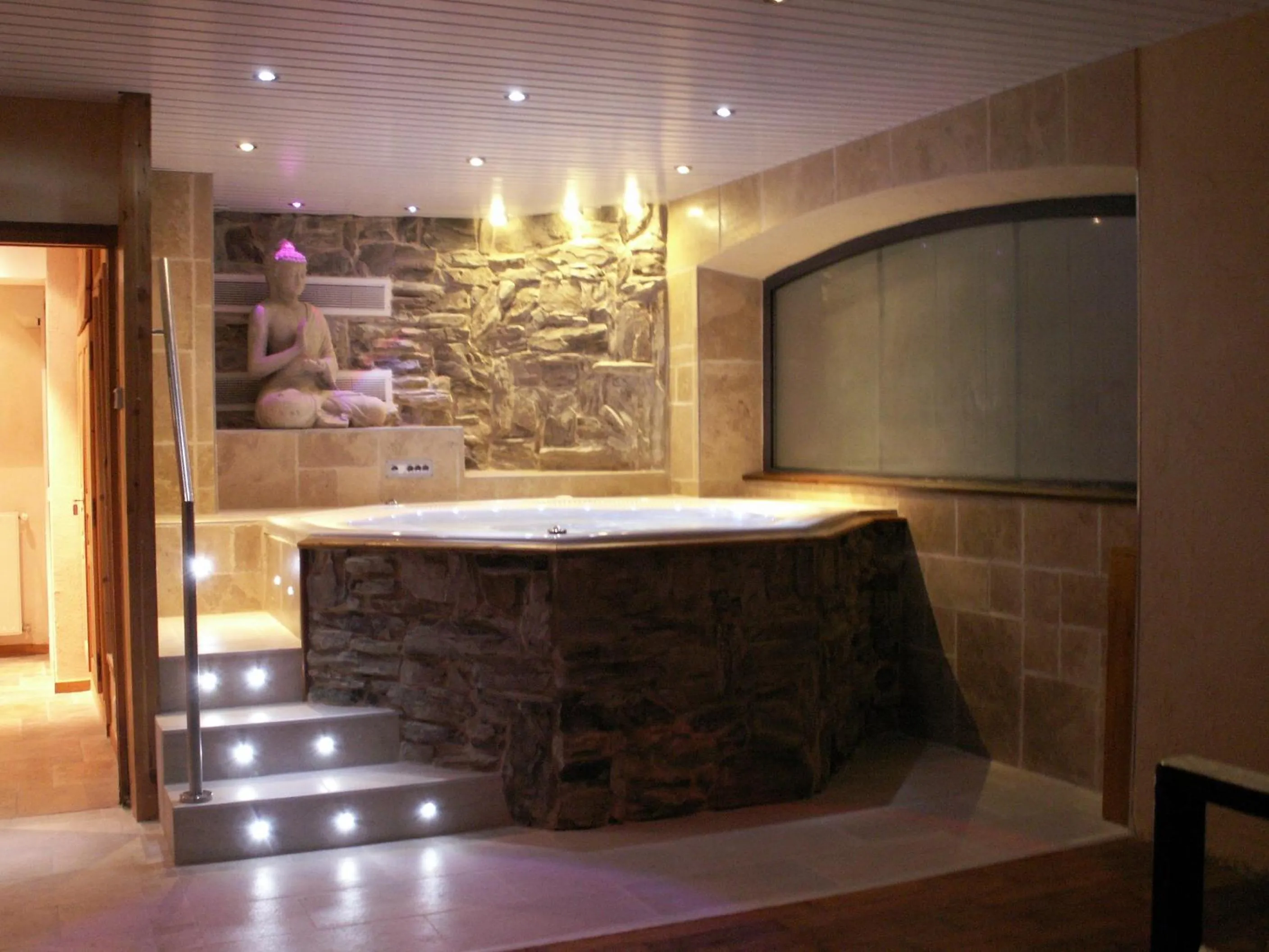 Sauna in Logis Hôtel & Spa Les Autanes