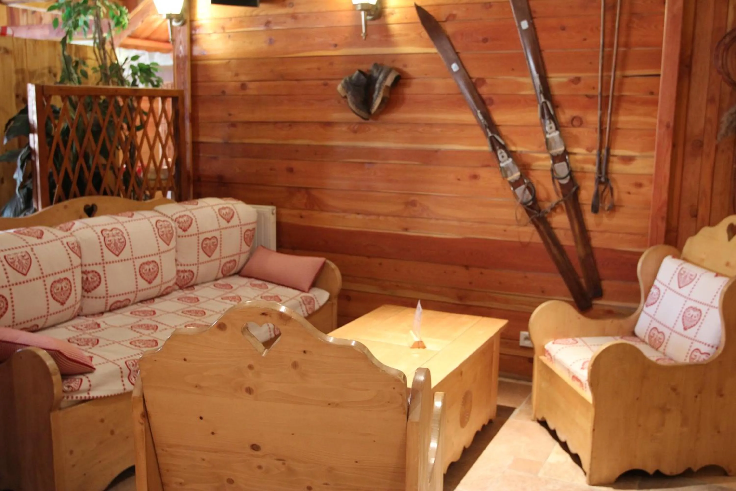 Lounge or bar in Logis Hôtel & Spa Les Autanes