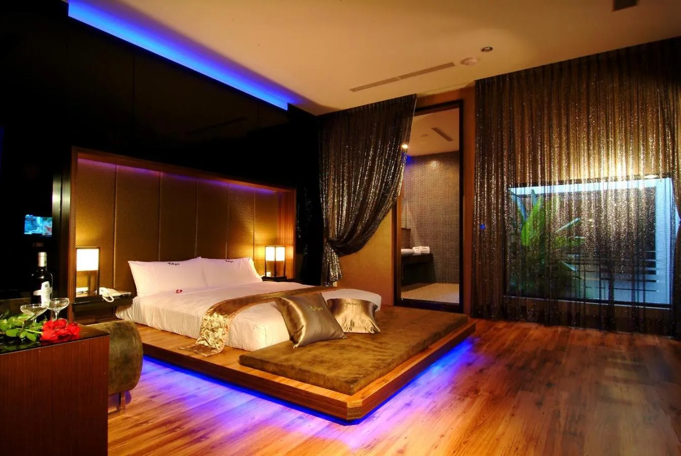 Photo of the whole room, Bed in Takao Love Motel