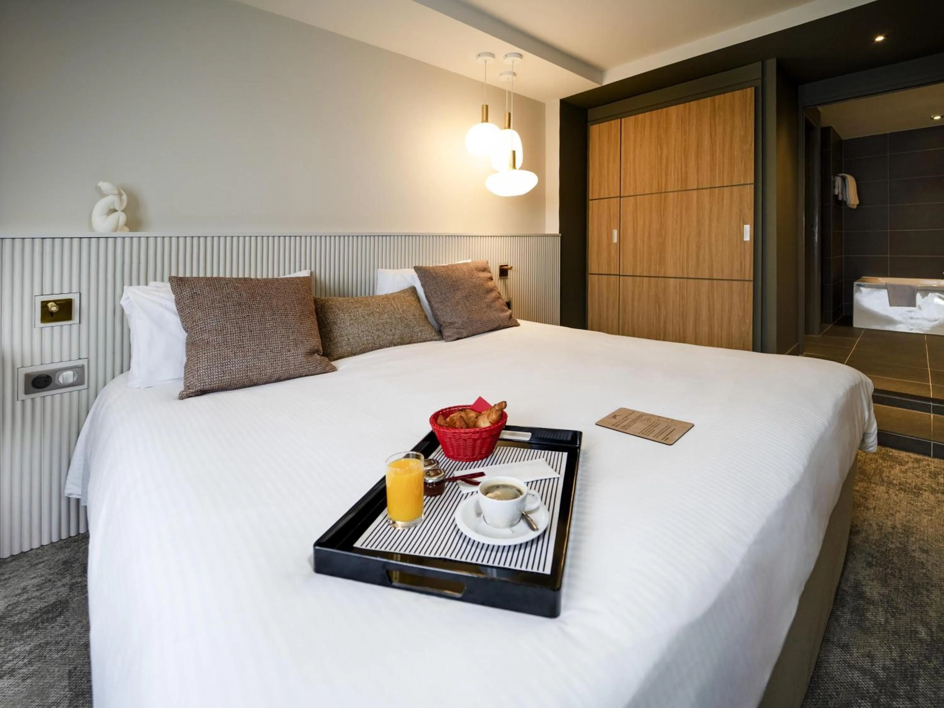 Bedroom, Bed in Mercure Bordeaux Lac