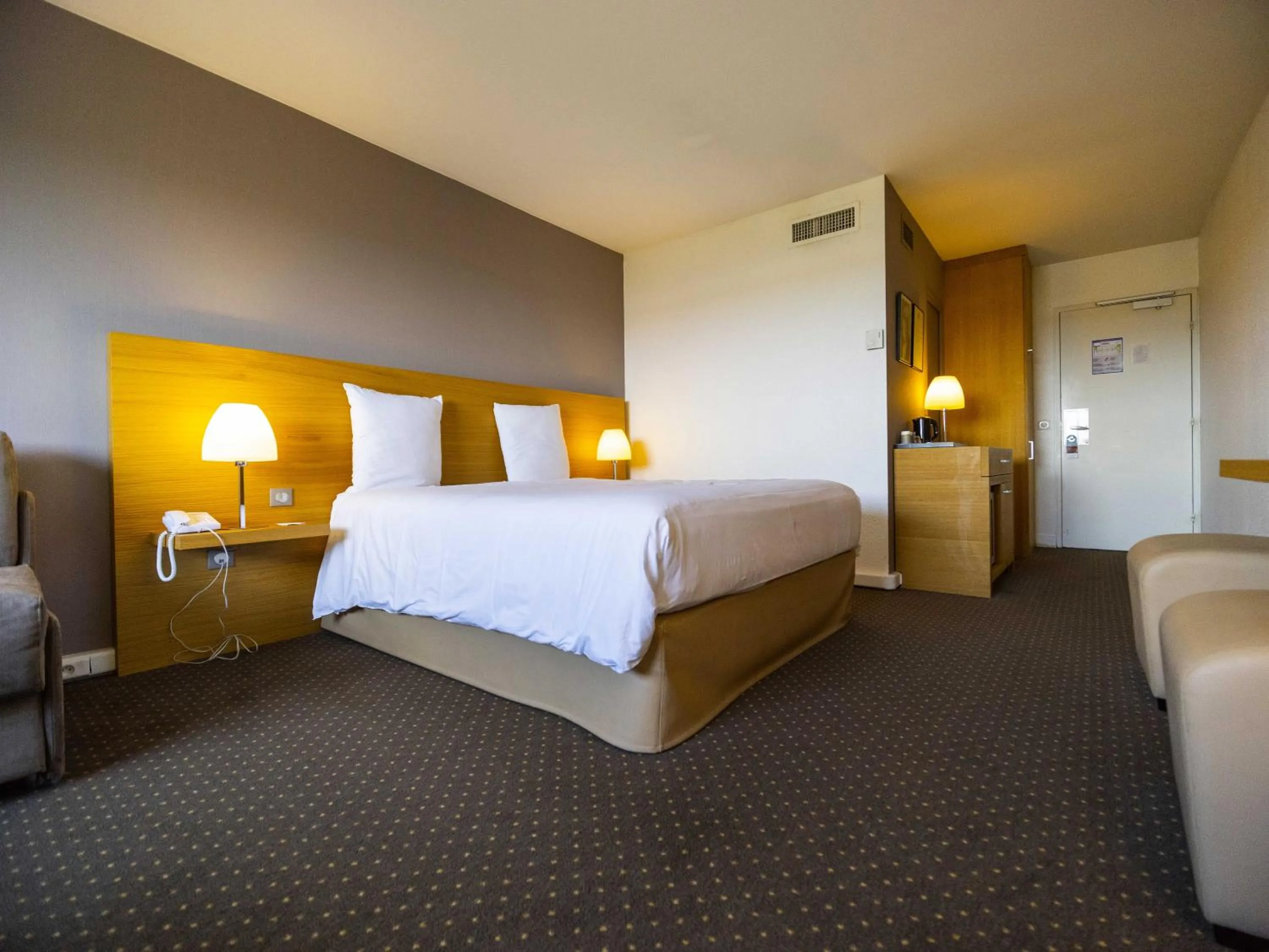 Bedroom, Bed in Mercure Bordeaux Lac