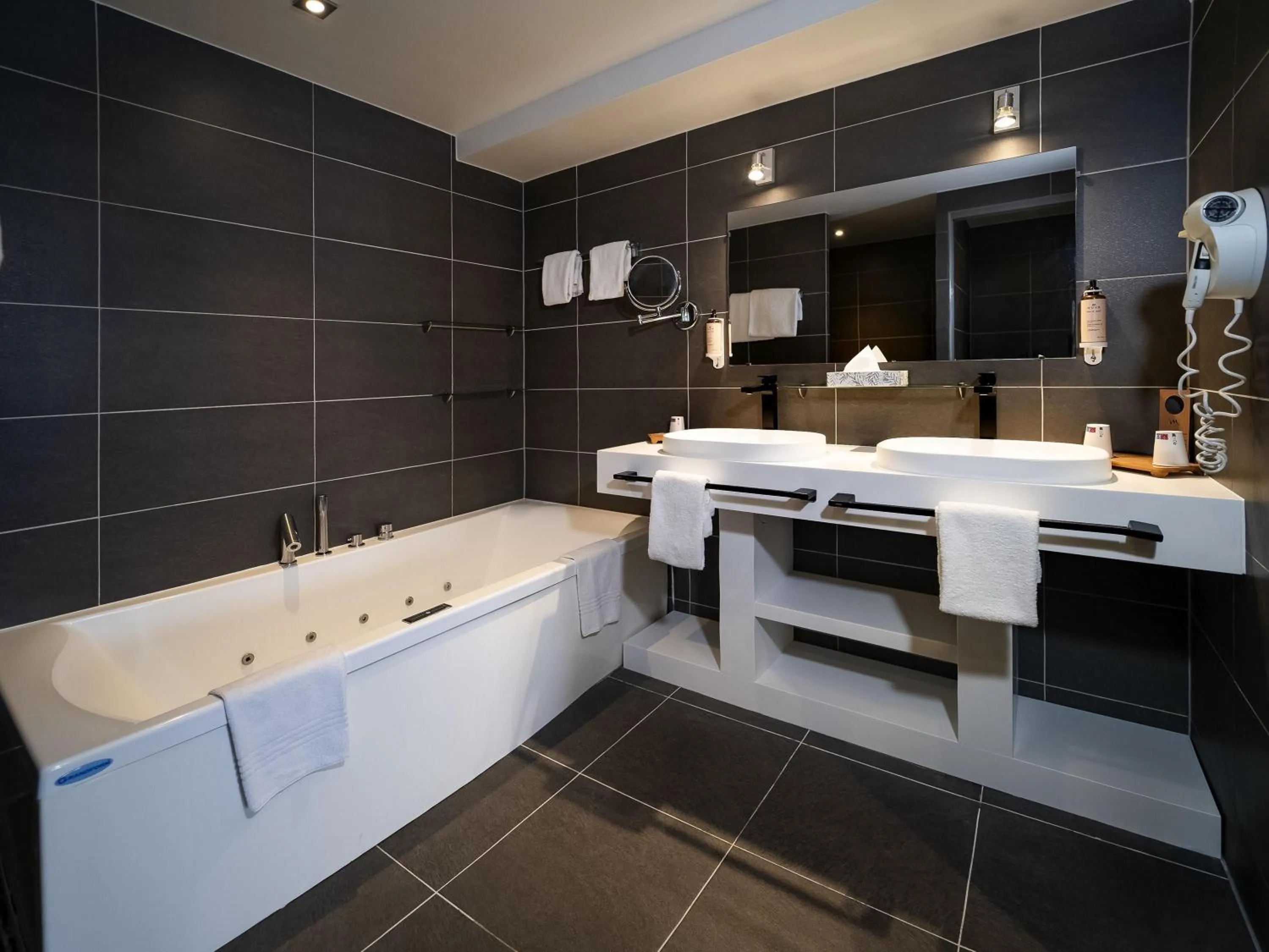 Bedroom in Mercure Bordeaux Lac