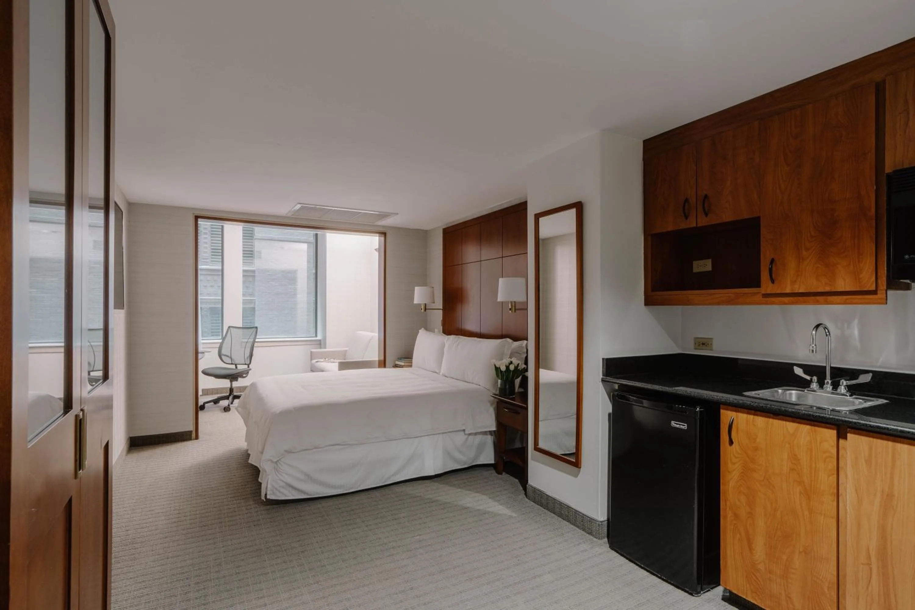 Bedroom, Bed in Central Loop Hotel