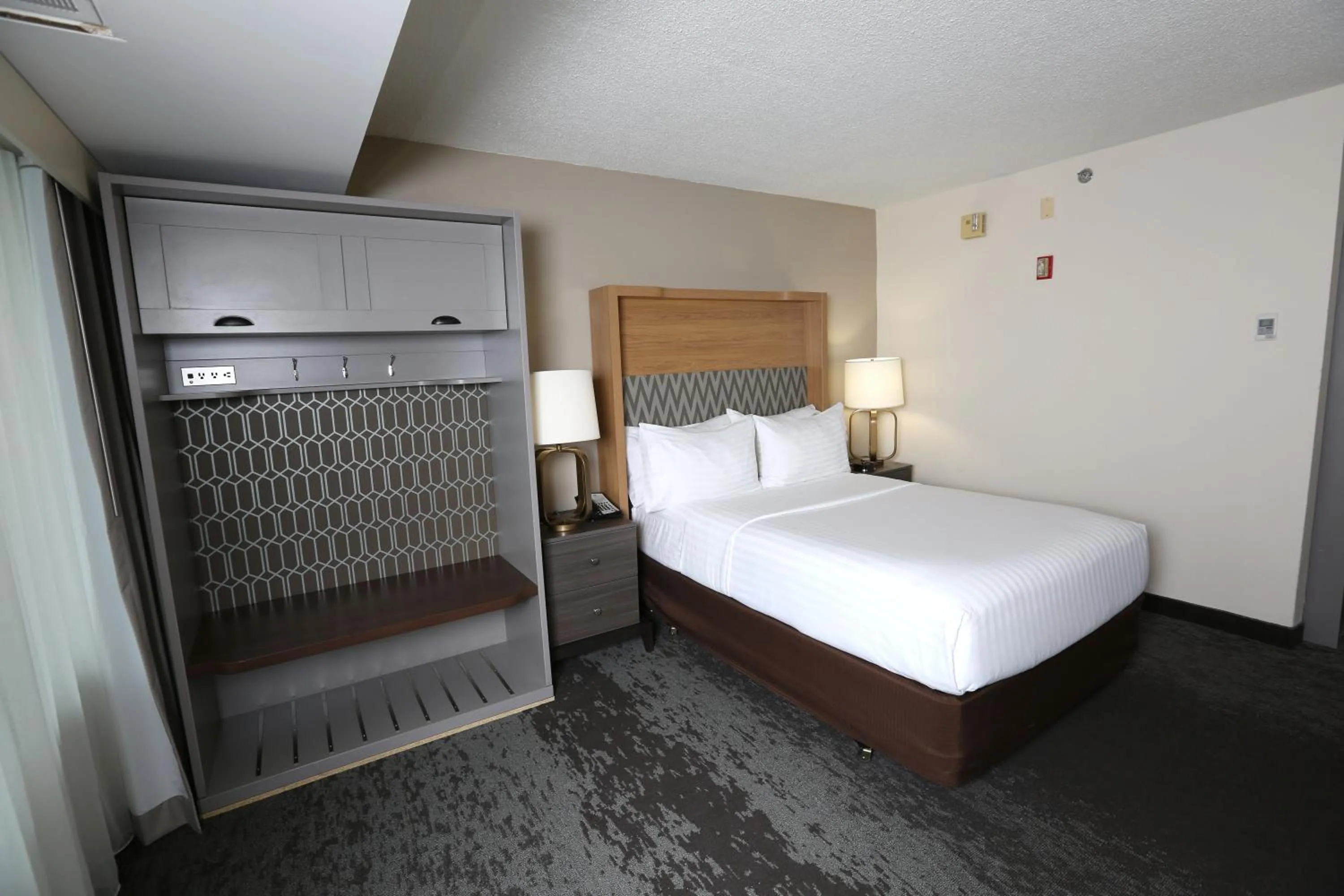 Photo of the whole room, Bed in Holiday Inn Chicago North Shore by IHG