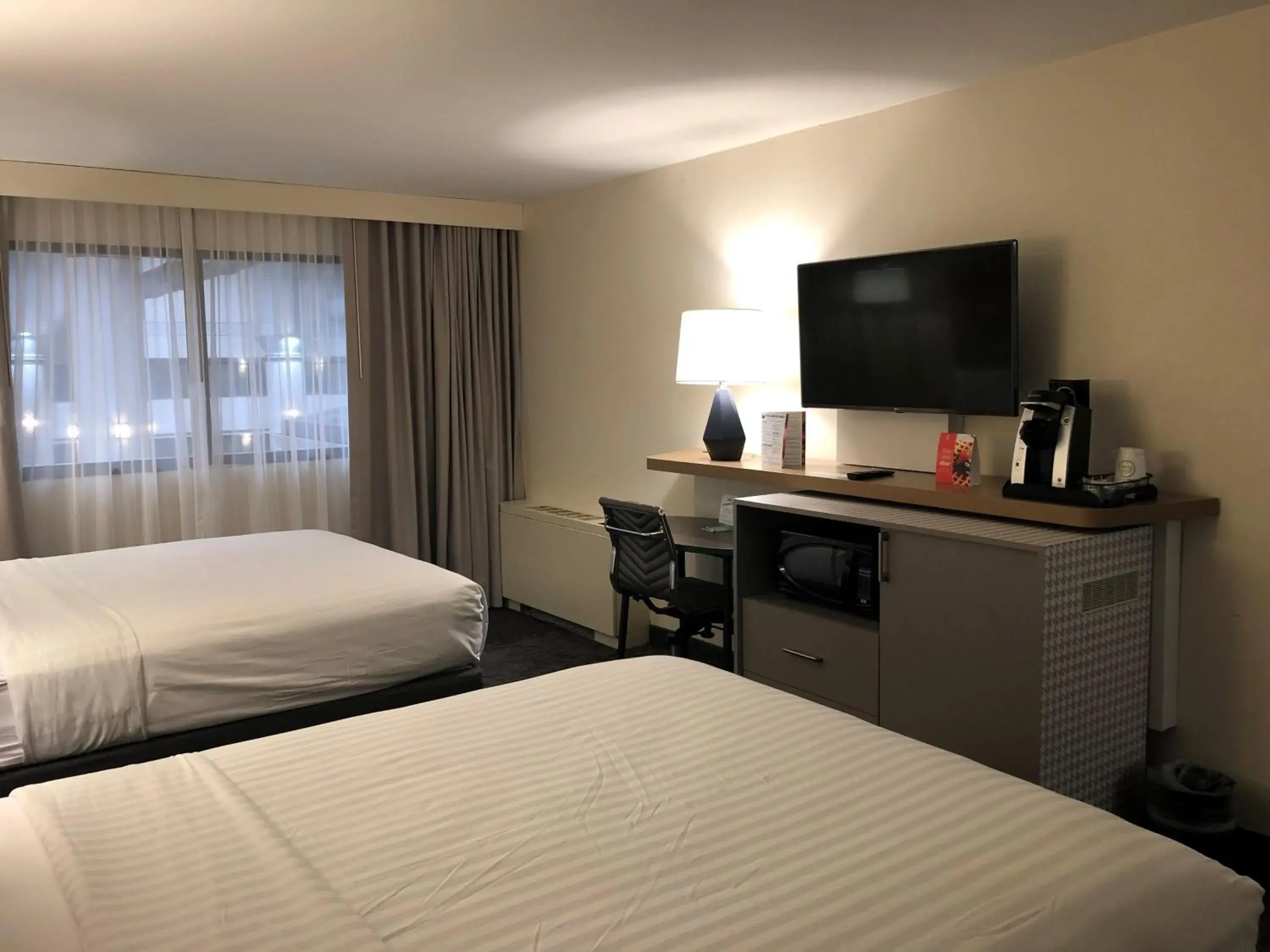Premium Queen Room with Two Queen Beds in Holiday Inn Chicago North Shore by IHG Premium Queen Room with Two Queen Beds in Holiday Inn Chicago North Shore by IHG
