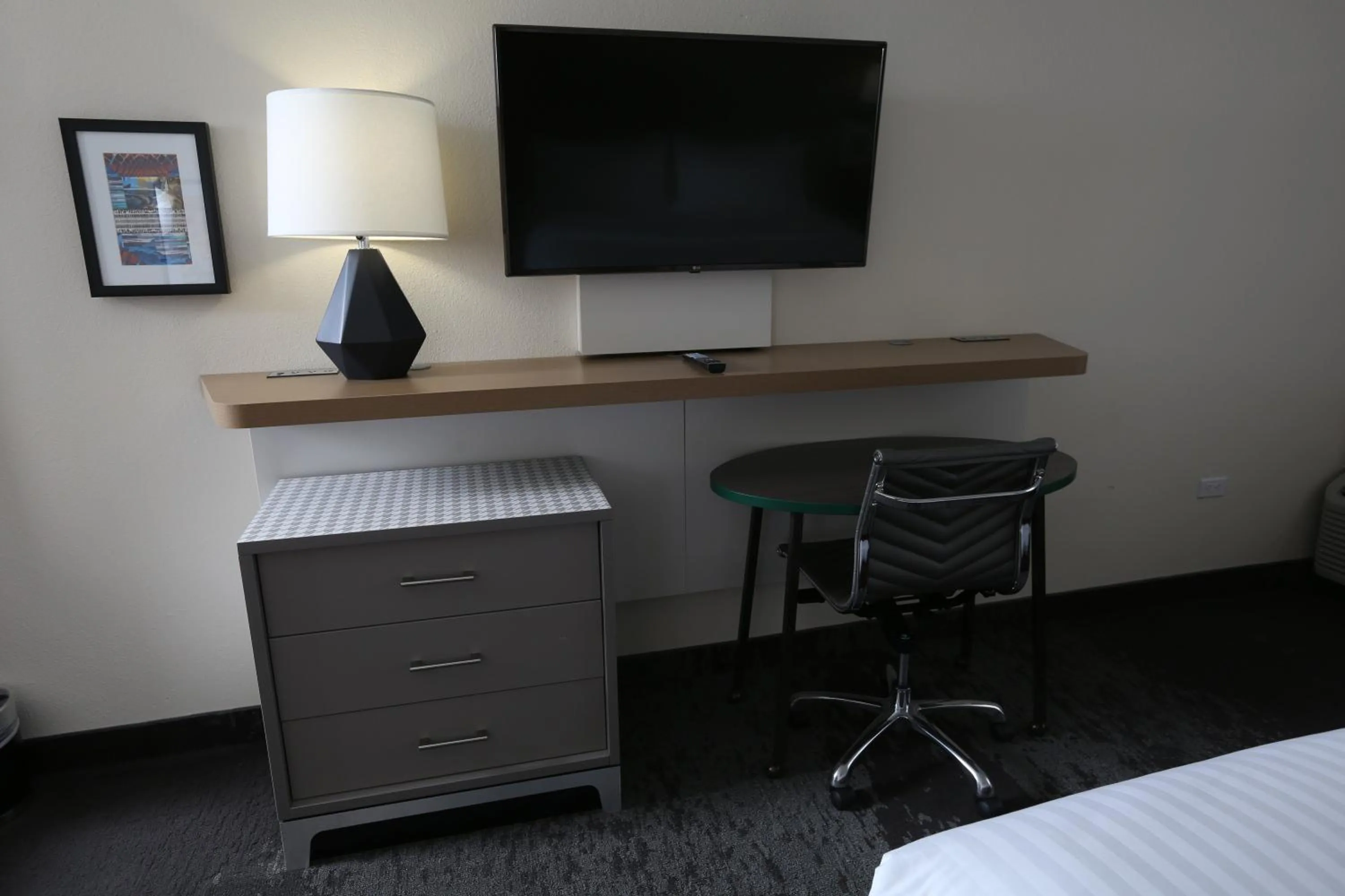 Bedroom in Holiday Inn Chicago North Shore by IHG