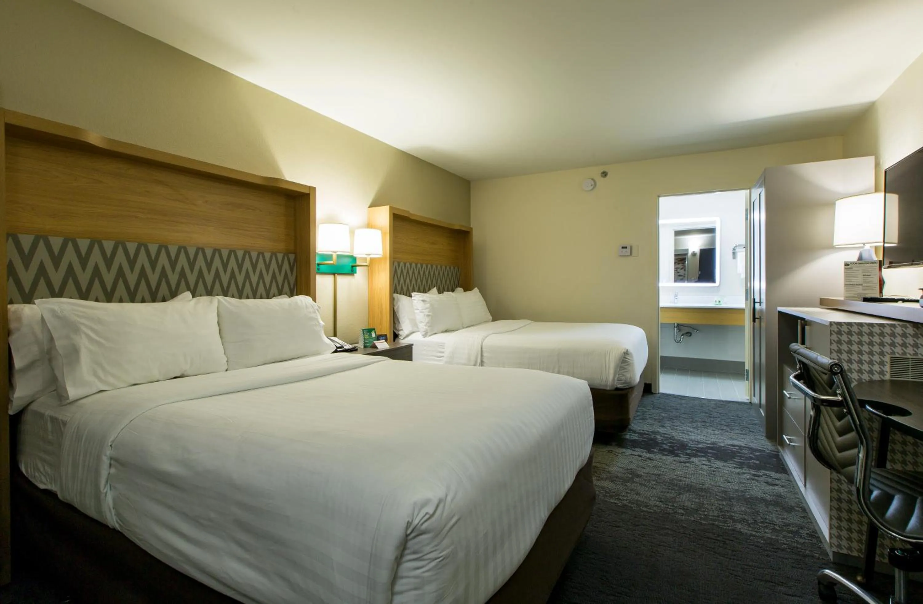 Photo of the whole room, Bed in Holiday Inn Chicago North Shore by IHG
