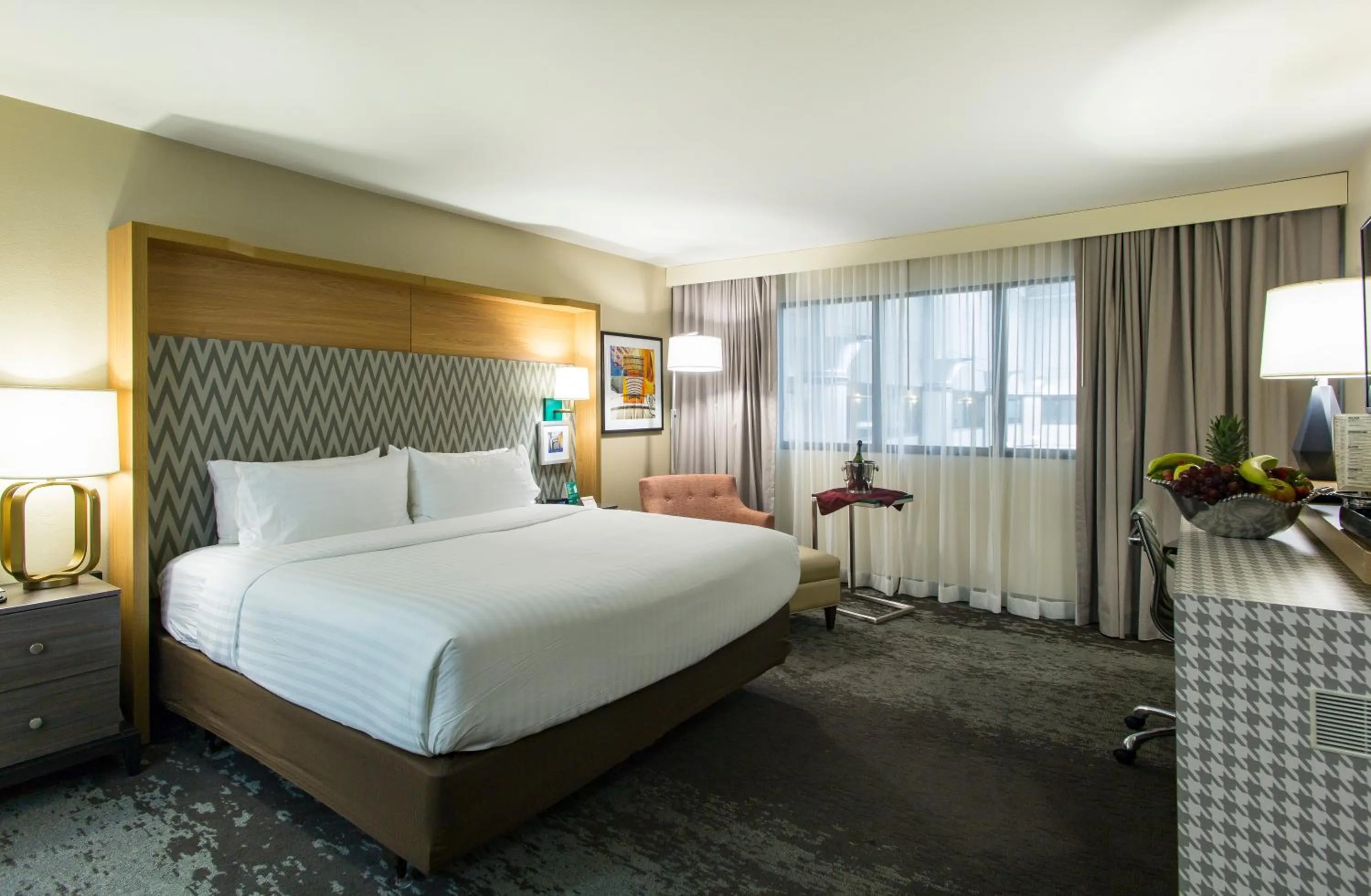 Photo of the whole room, Bed in Holiday Inn Chicago North Shore by IHG
