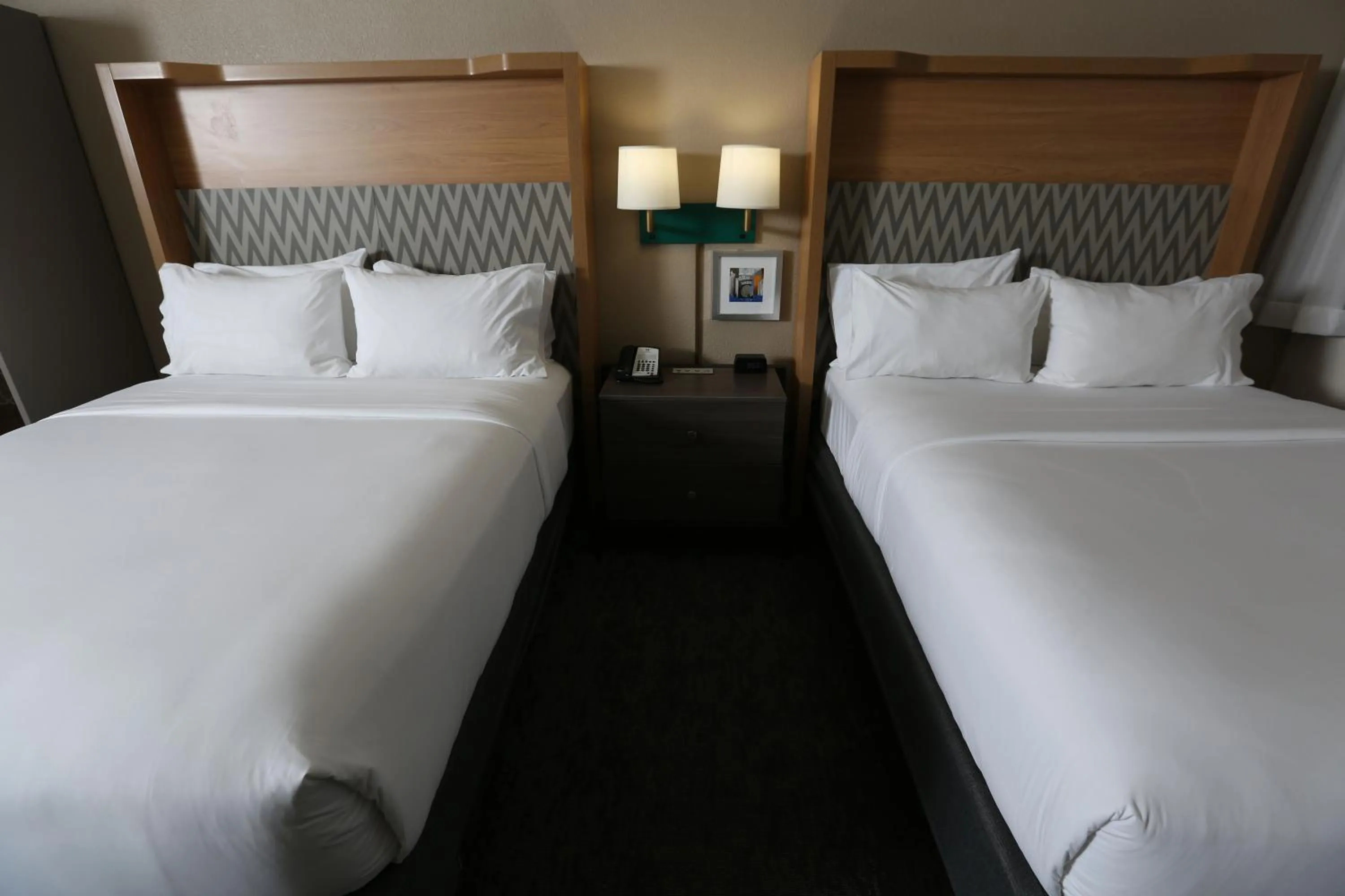 Photo of the whole room, Bed in Holiday Inn Chicago North Shore by IHG