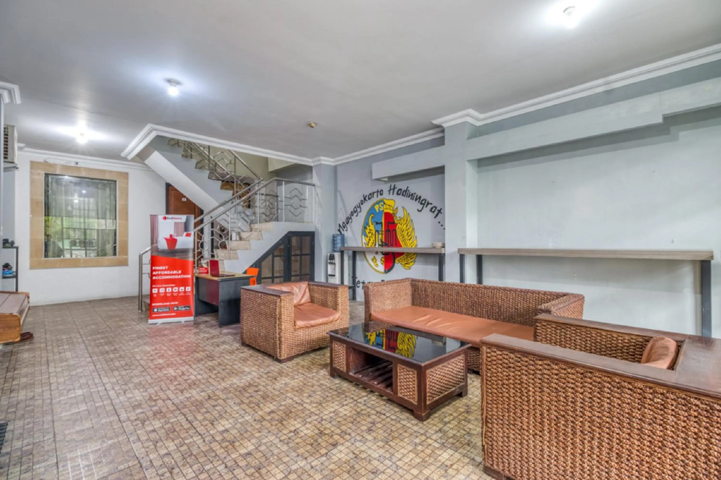 Living room in RedDoorz Hostel near Stadion Mandala Krida Yogya