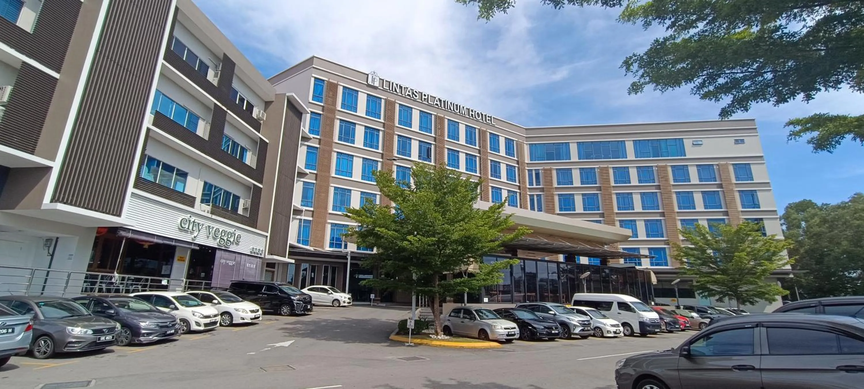 Property building in Lintas Platinum Hotel