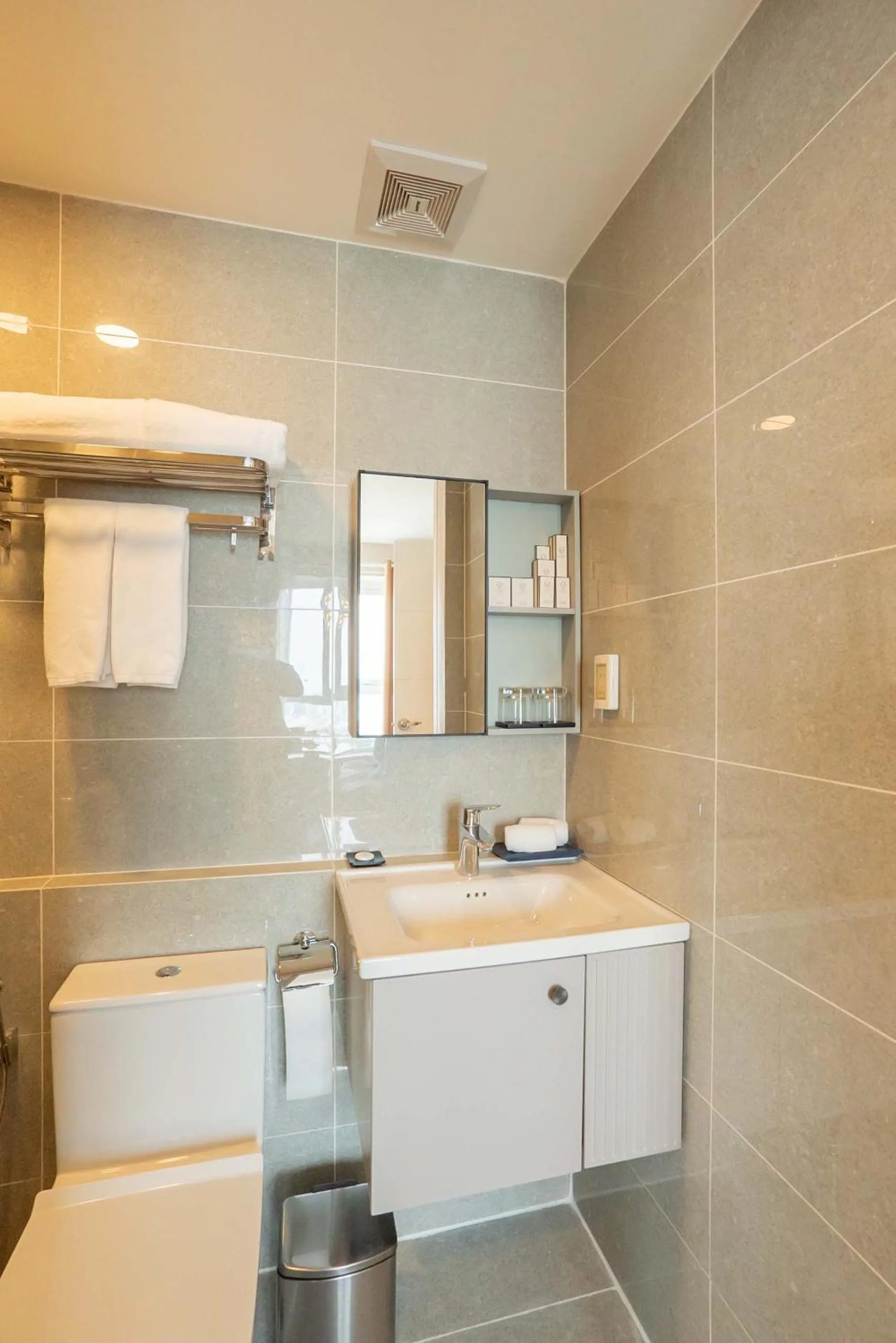 Toilet in La Vela Saigon Hotel