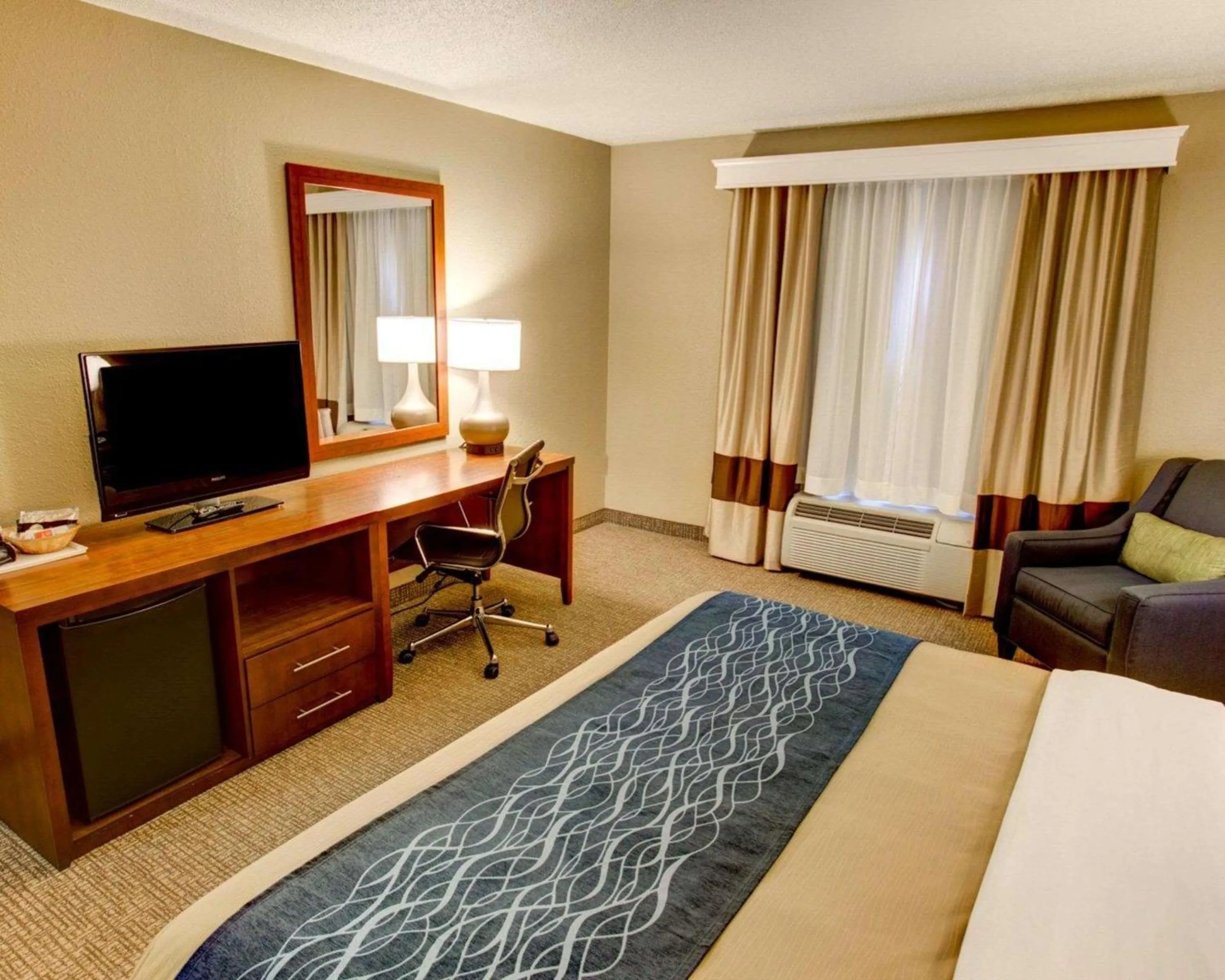 Photo of the whole room, Bed in Comfort Inn Conference Center Philadelphia Penn Hills