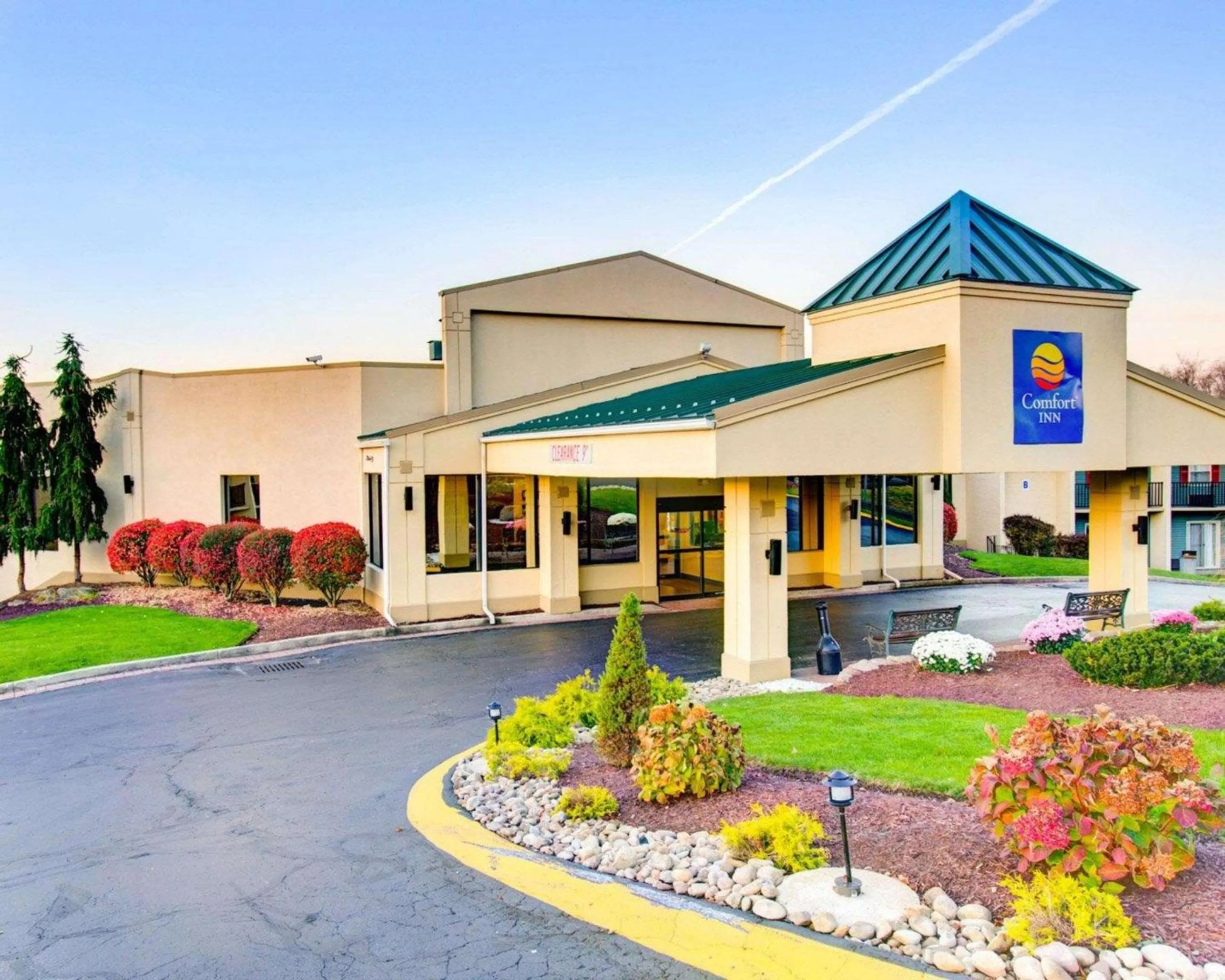 Property building in Comfort Inn Conference Center Philadelphia Penn Hills