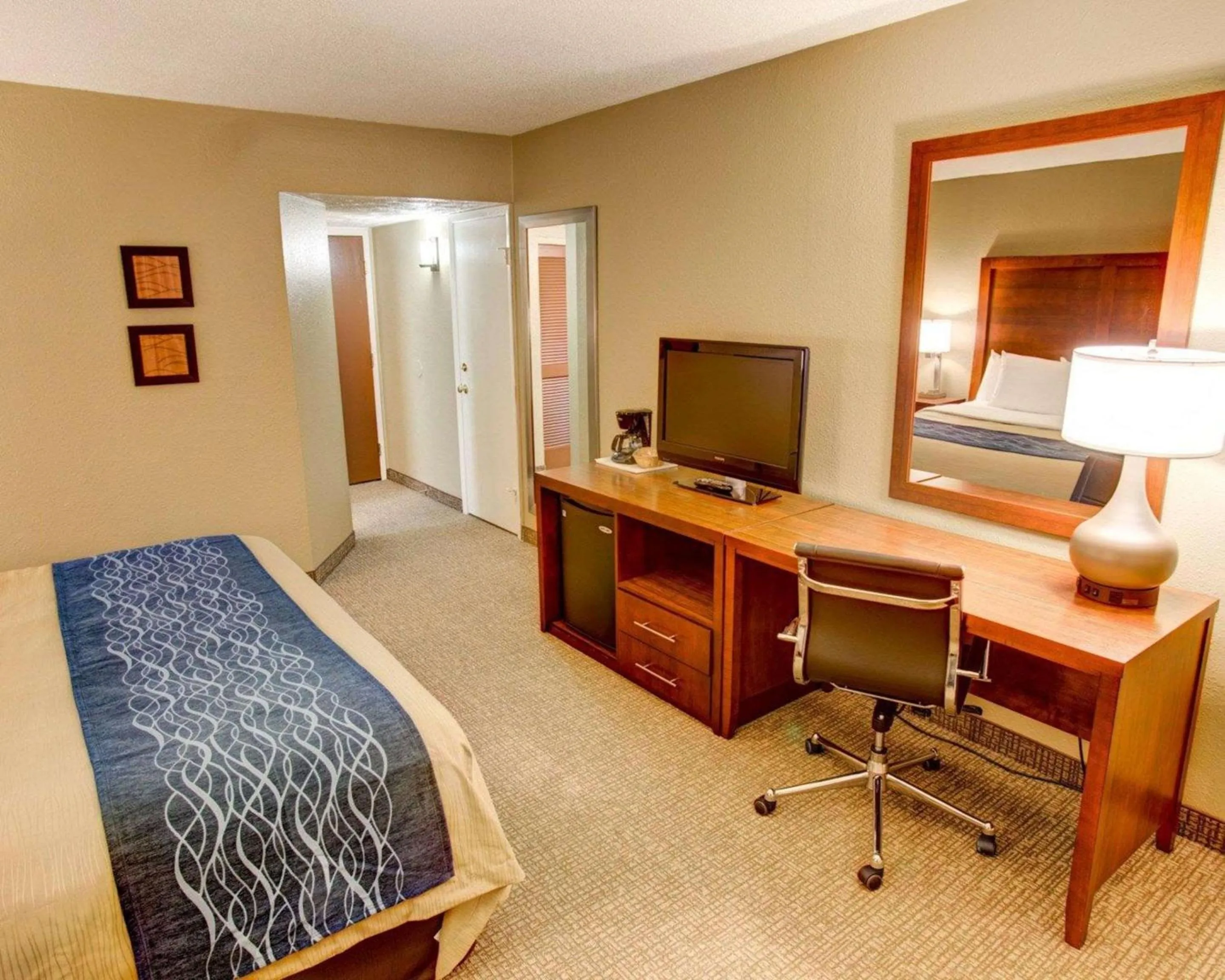 Photo of the whole room, Bed in Comfort Inn Conference Center Philadelphia Penn Hills