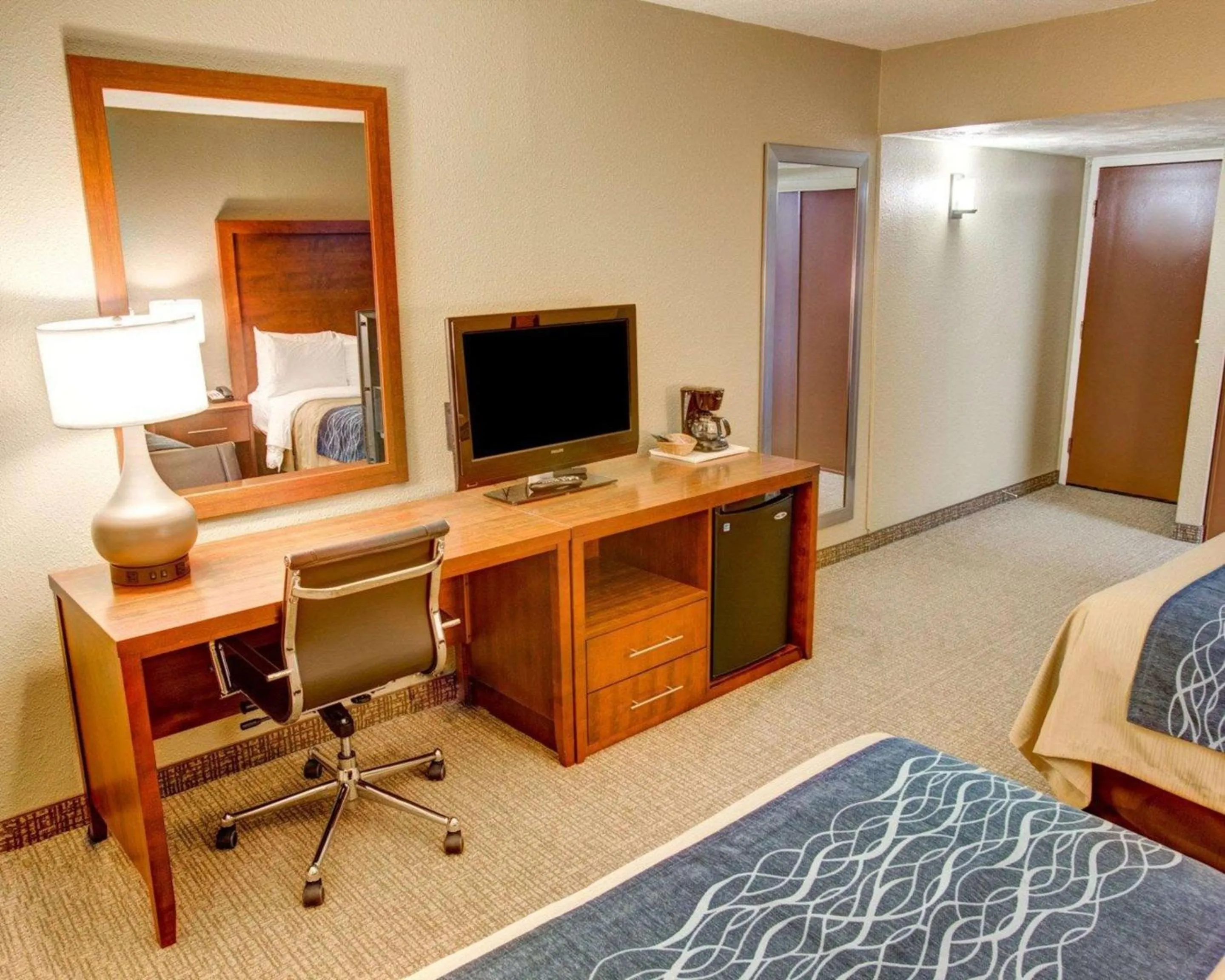 Photo of the whole room, Bed in Comfort Inn Conference Center Philadelphia Penn Hills