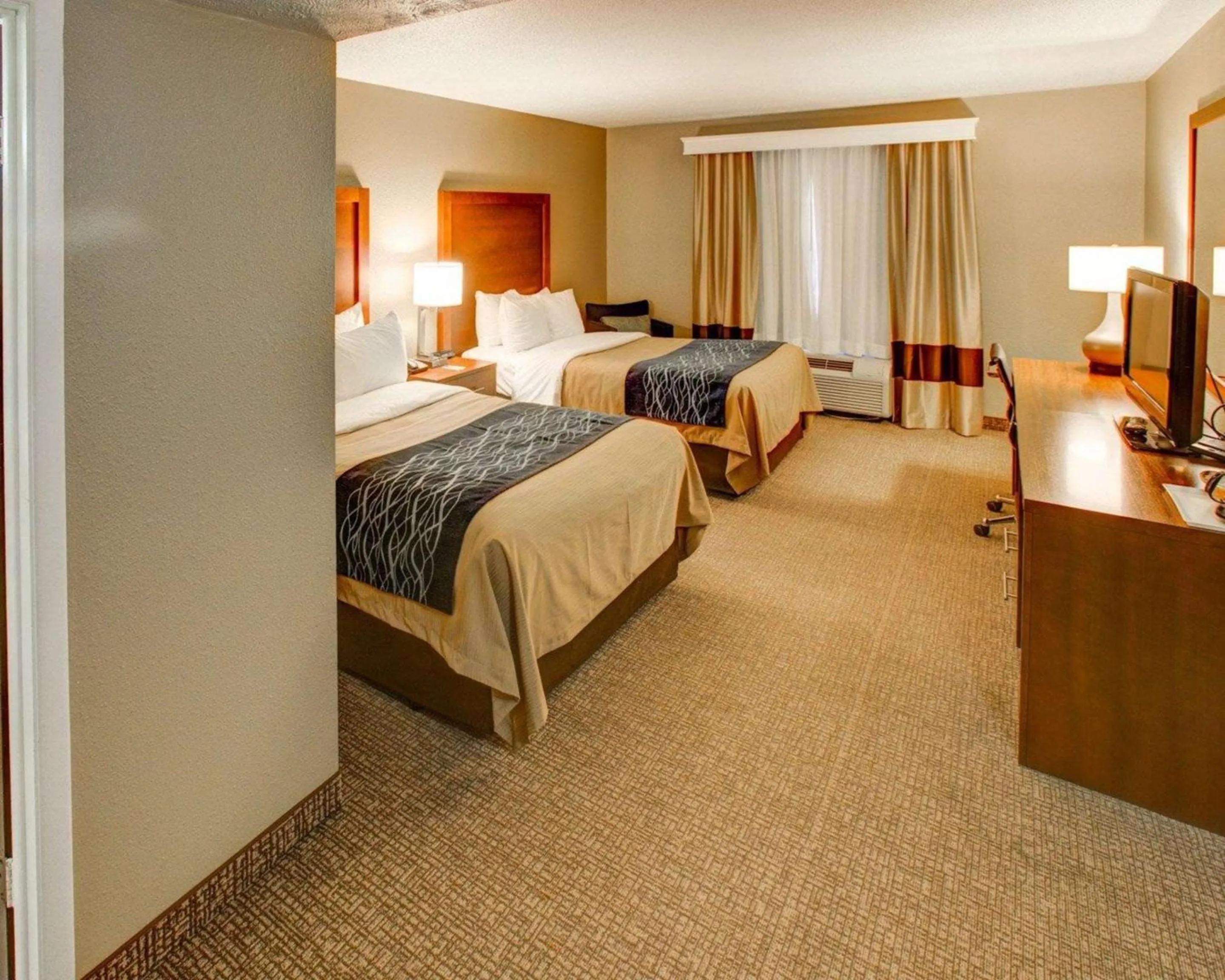 Photo of the whole room, Bed in Comfort Inn Conference Center Philadelphia Penn Hills