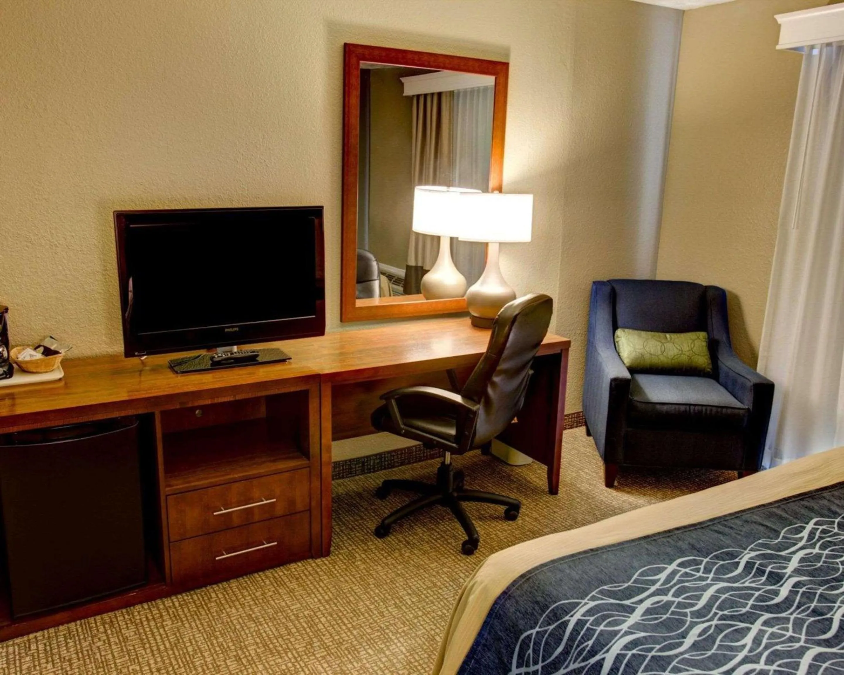 Photo of the whole room, Bed in Comfort Inn Conference Center Philadelphia Penn Hills