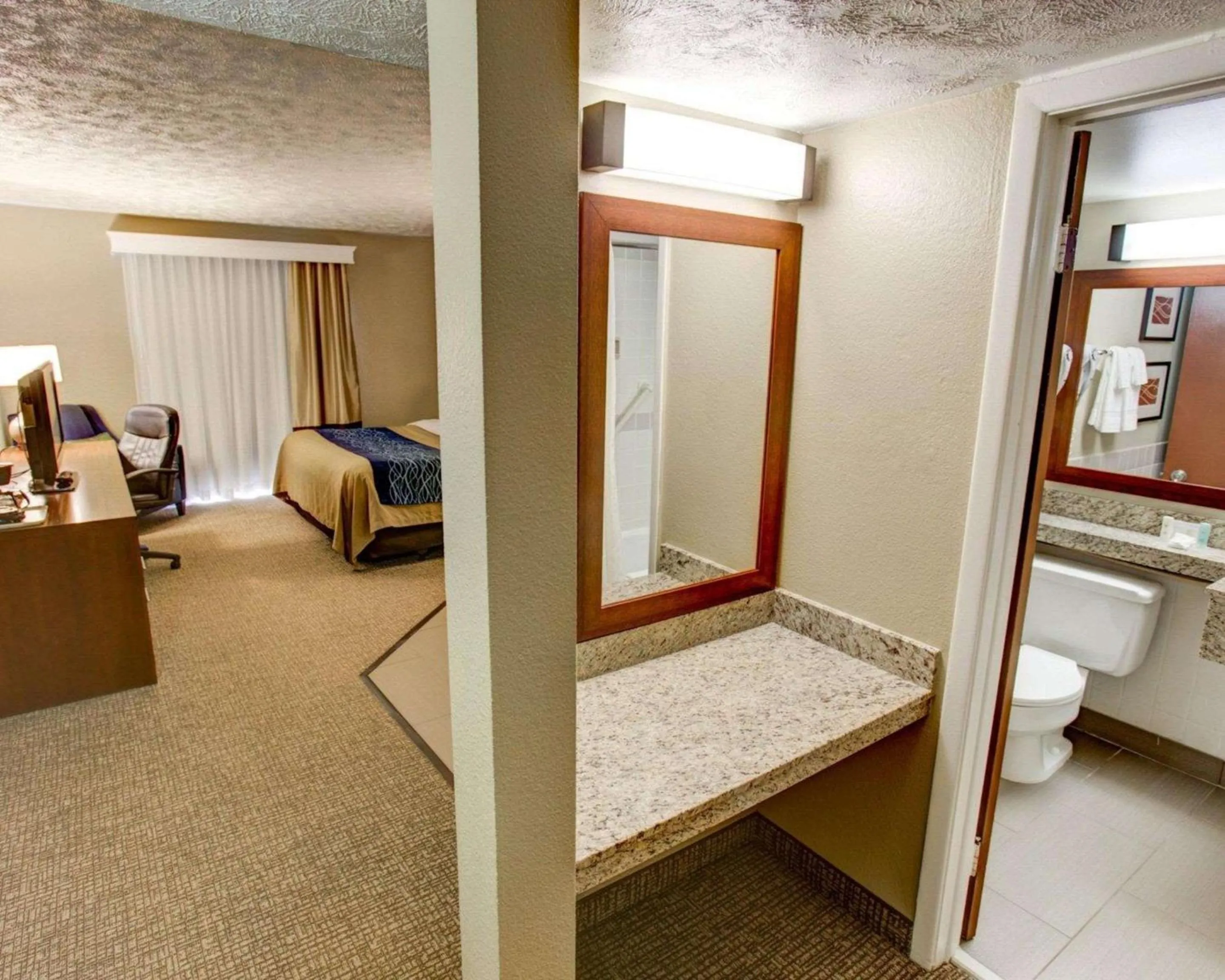 Bedroom, Bed in Comfort Inn Conference Center Philadelphia Penn Hills