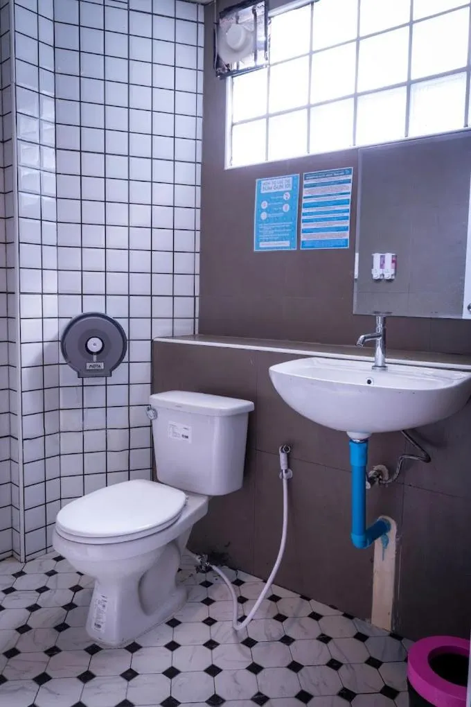 Toilet in Bodega Pai