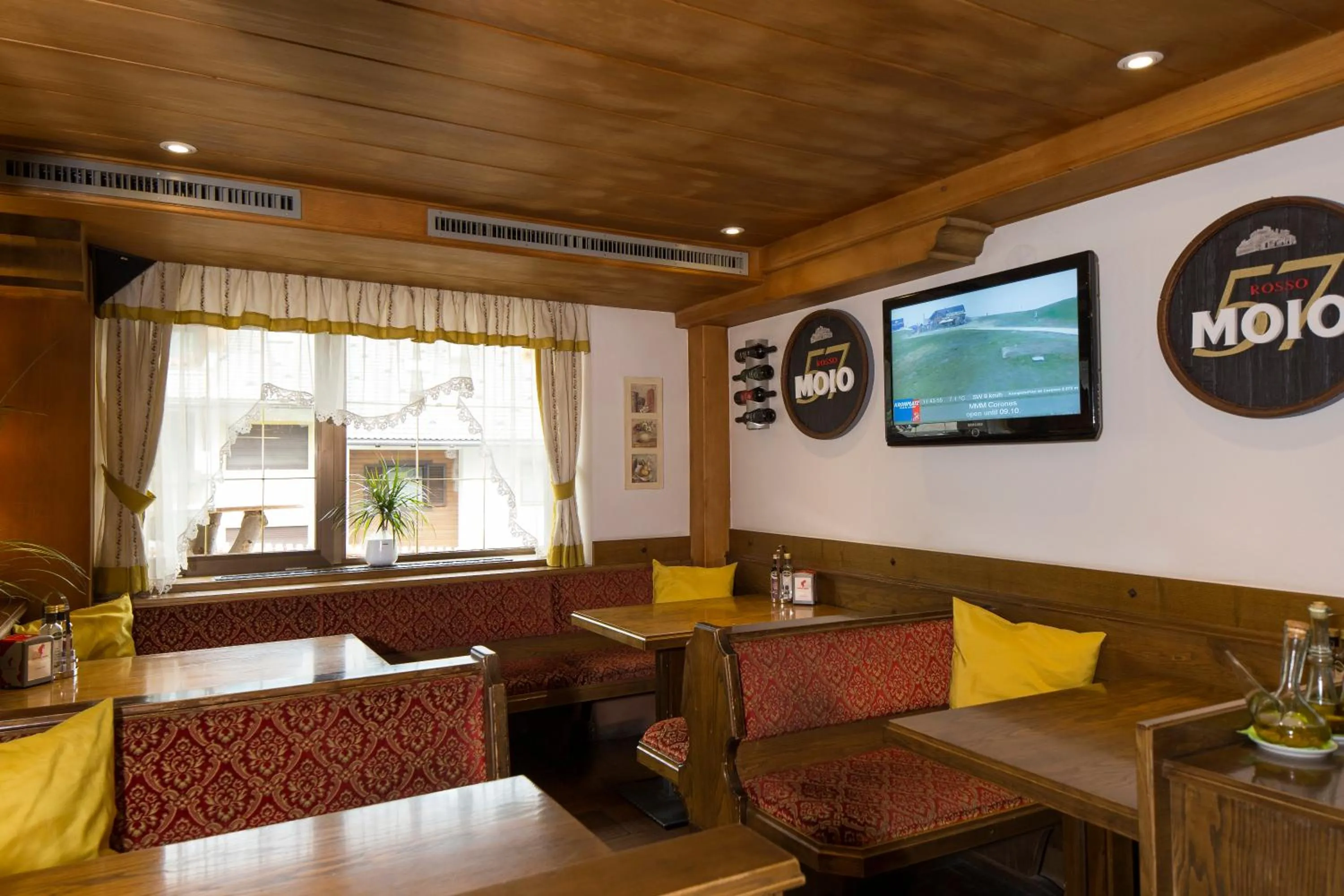 Lounge or bar in Hotel Chalet Olympia