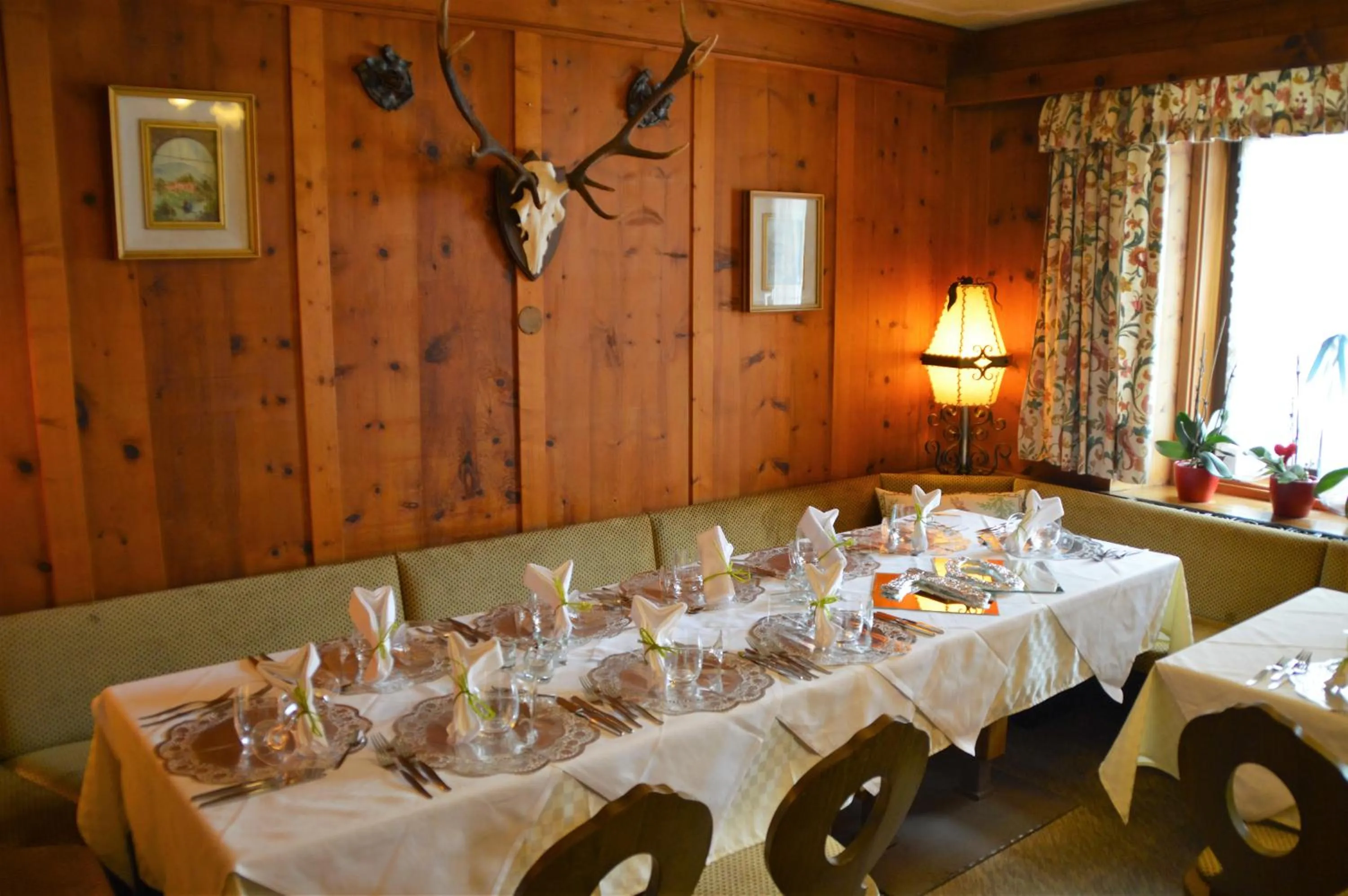 Communal lounge/ TV room in Hotel Chalet Olympia