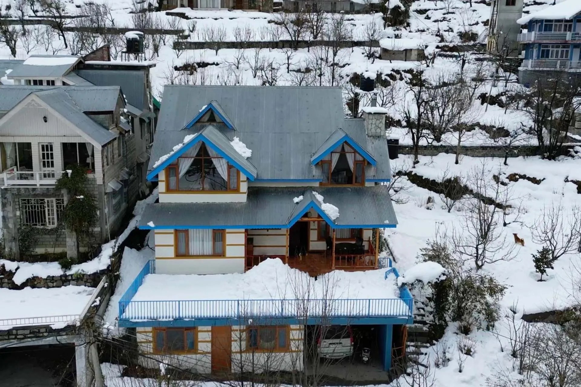StayVista at Jodhpur House - 3 BR Pet friendly Villa amidst Apple, Pear and Cherry Orchards in Manali