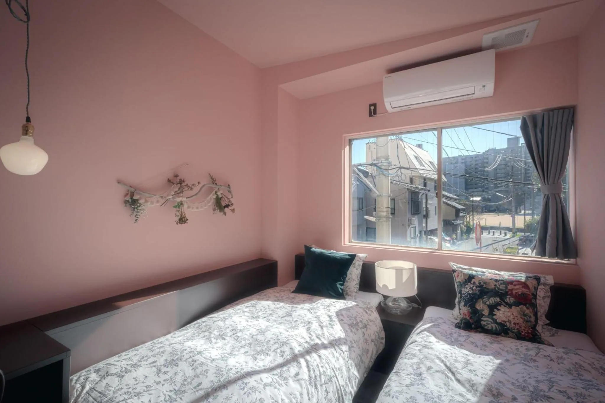 Photo of the whole room, Bed in Hotel Trim