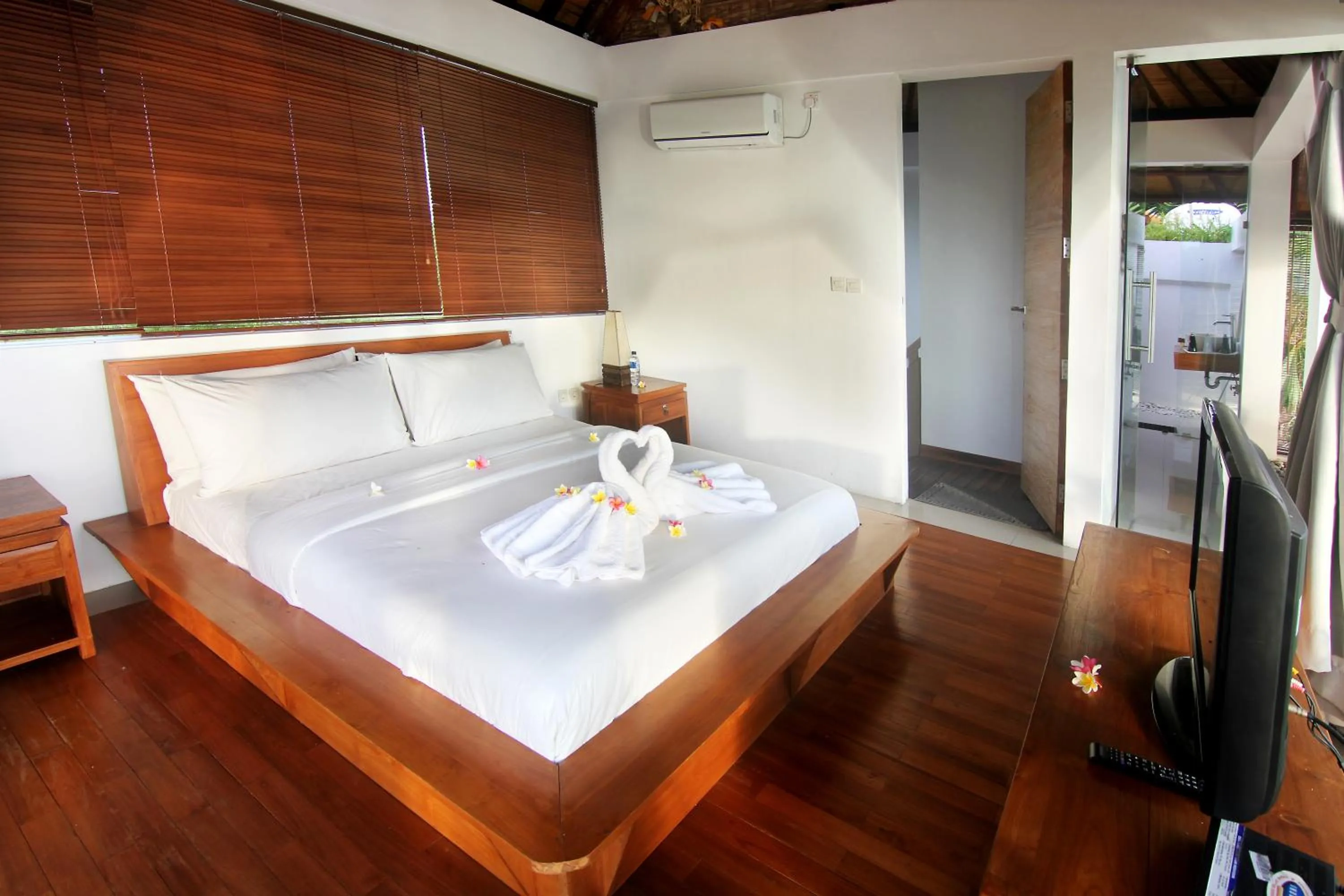 Photo of the whole room, Bed in D'sawah Villa