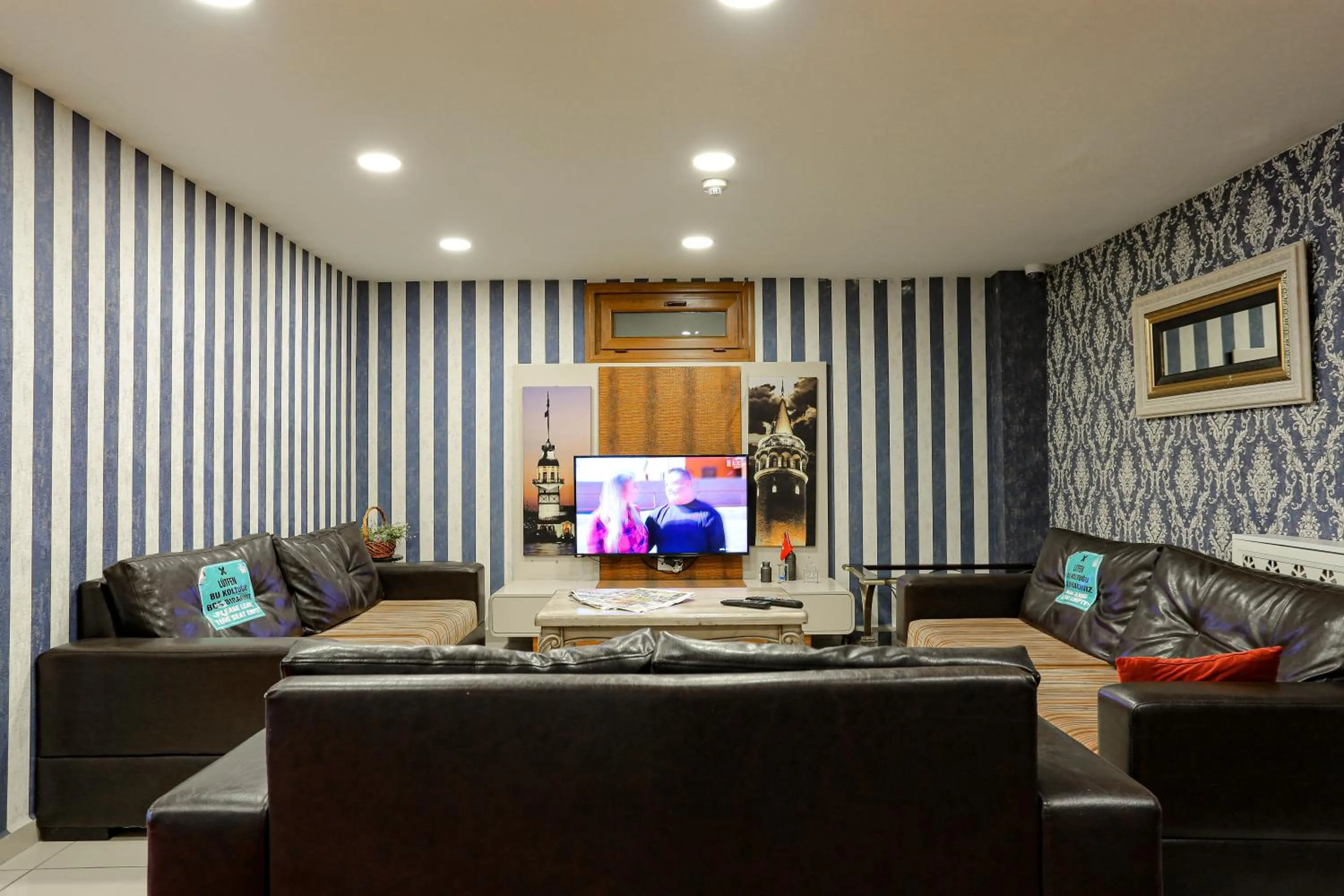 Communal lounge/ TV room in Turkuaz Hotel