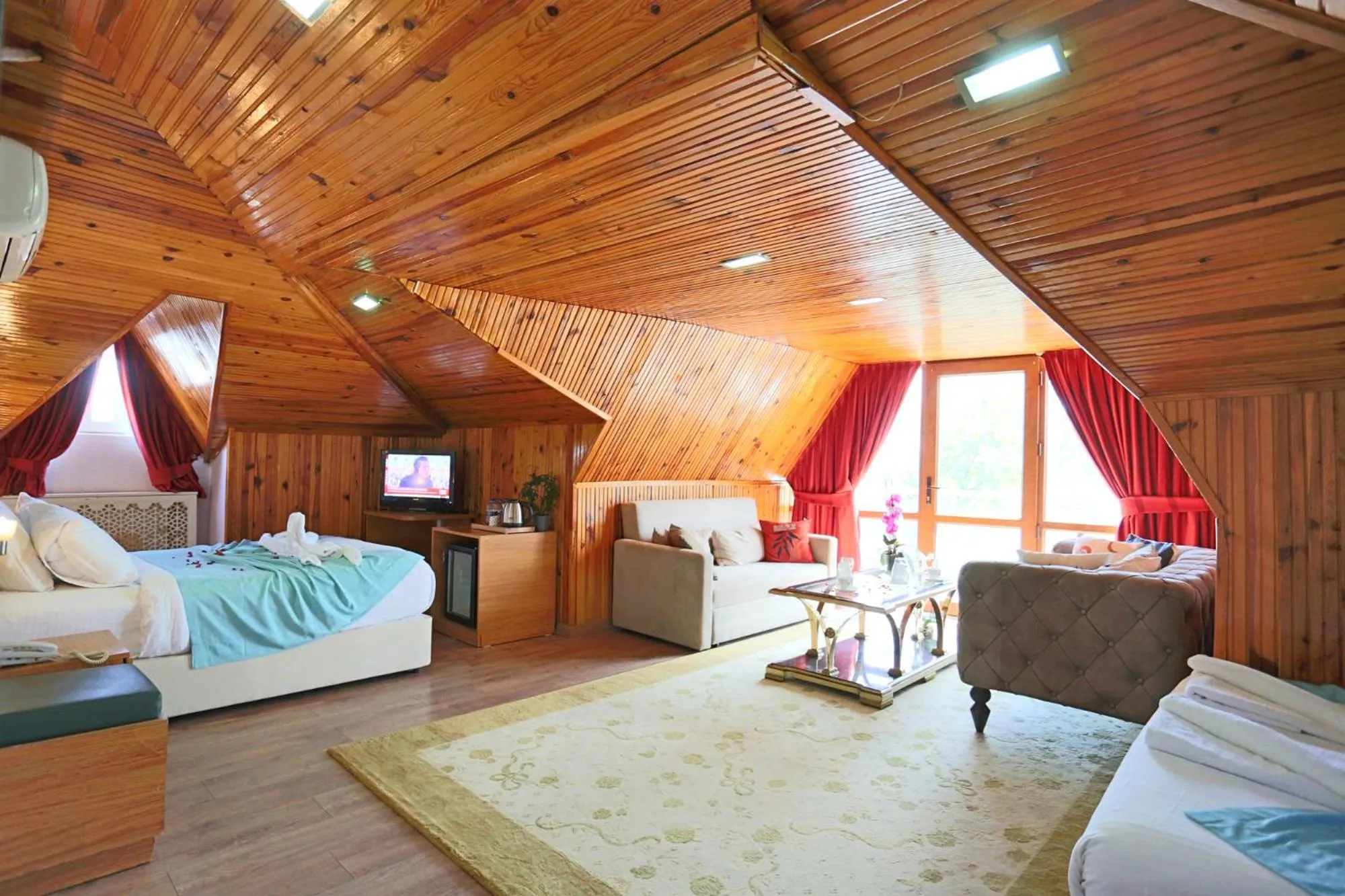 Photo of the whole room in Turkuaz Hotel