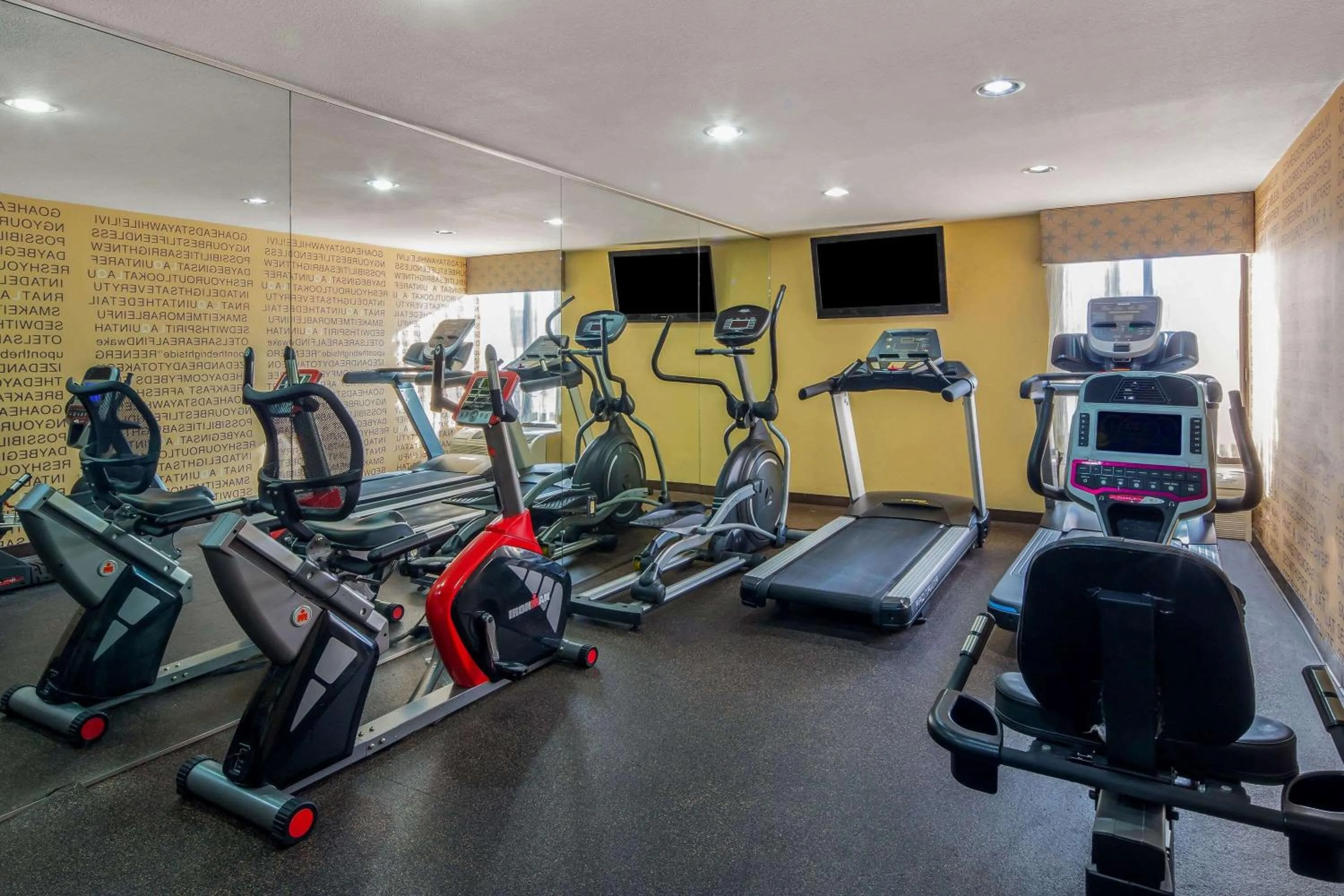 Fitness centre/facilities in Oakland Airport Arena Hotel